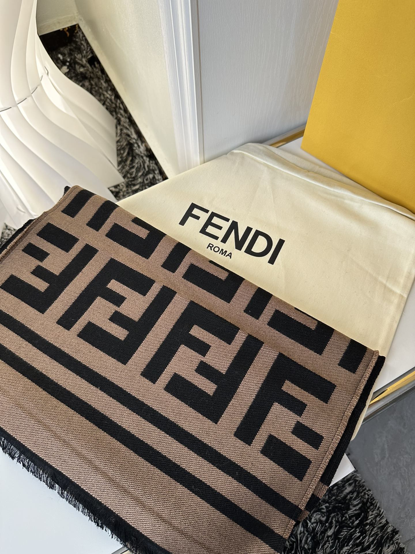 💟芬迪FENDI 经典爆款 35*180cm  95%羊毛5%真丝
F一直热度不减 最为主要的原因是因为