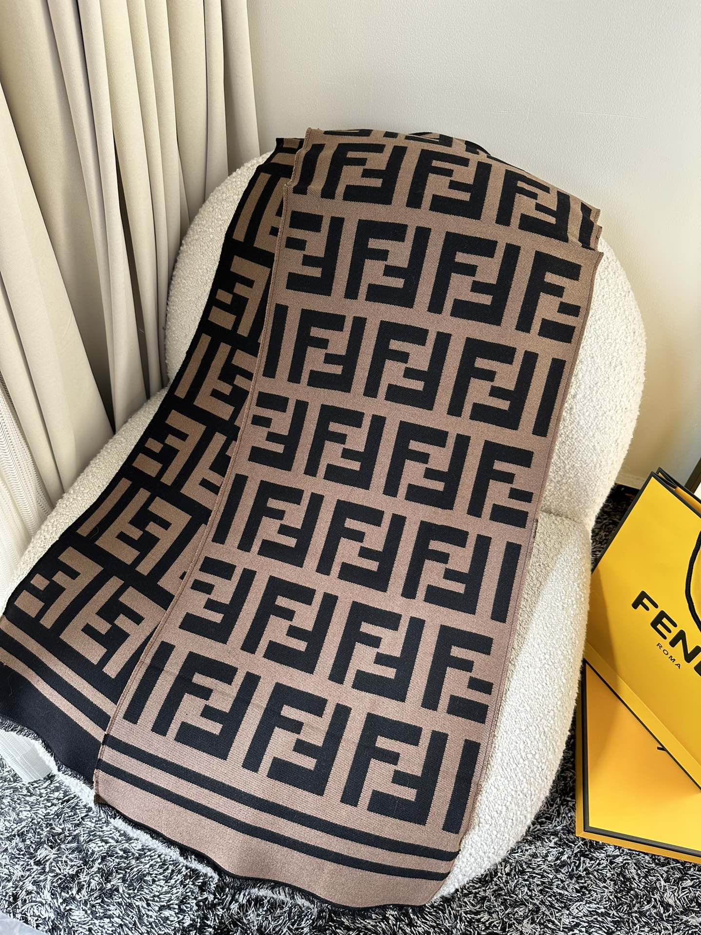 💟芬迪FENDI 经典爆款 35*180cm  95%羊毛5%真丝
F一直热度不减 最为主要的原因是因为