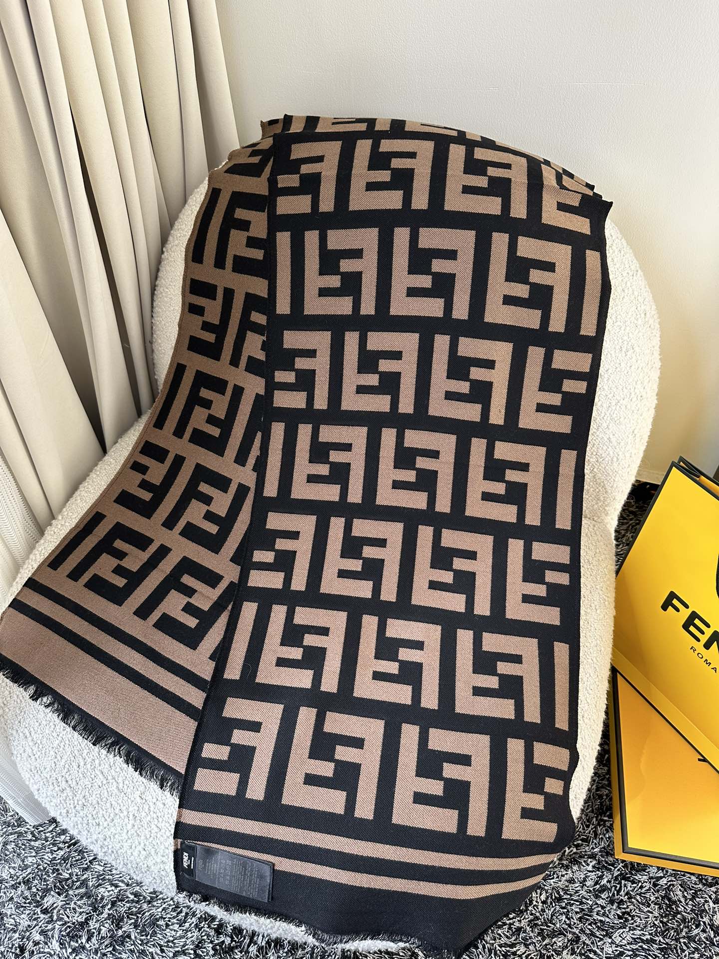 💟芬迪FENDI 经典爆款 35*180cm  95%羊毛5%真丝
F一直热度不减 最为主要的原因是因为