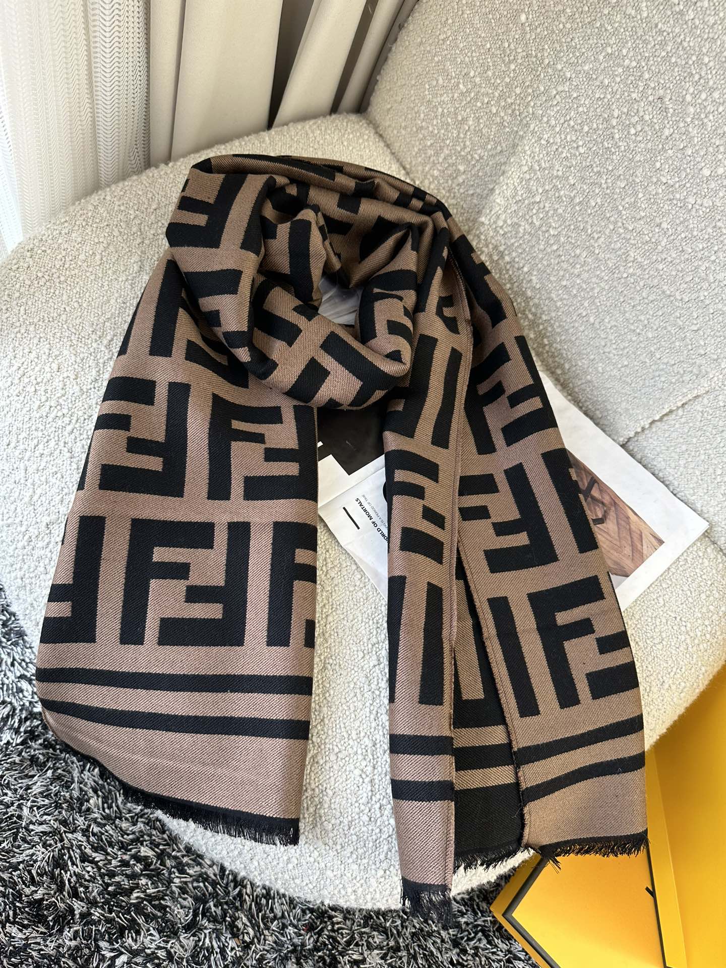 💟芬迪FENDI 经典爆款 35*180cm  95%羊毛5%真丝
F一直热度不减 最为主要的原因是因为