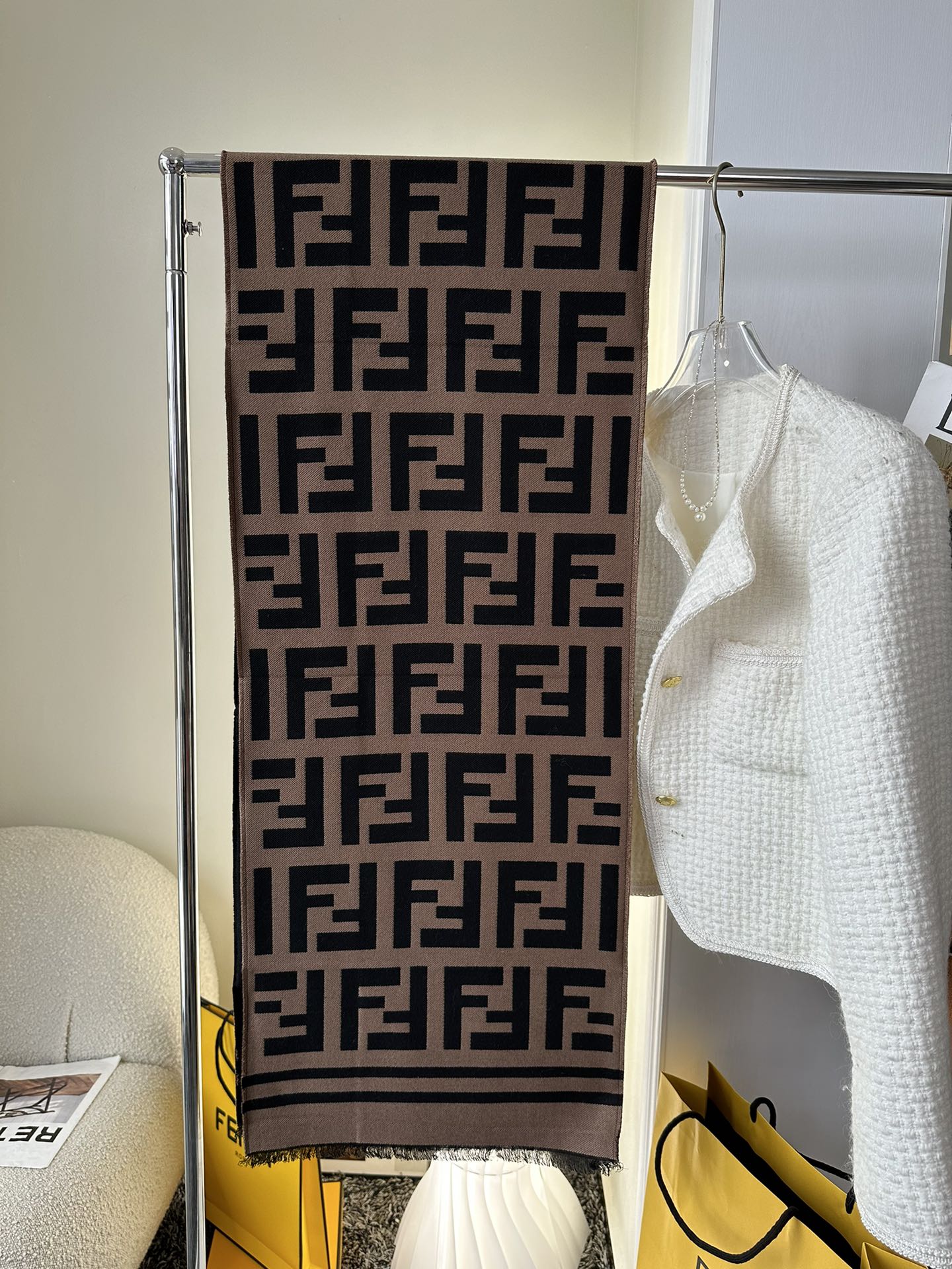 💟芬迪FENDI 经典爆款 35*180cm  95%羊毛5%真丝
F一直热度不减 最为主要的原因是因为