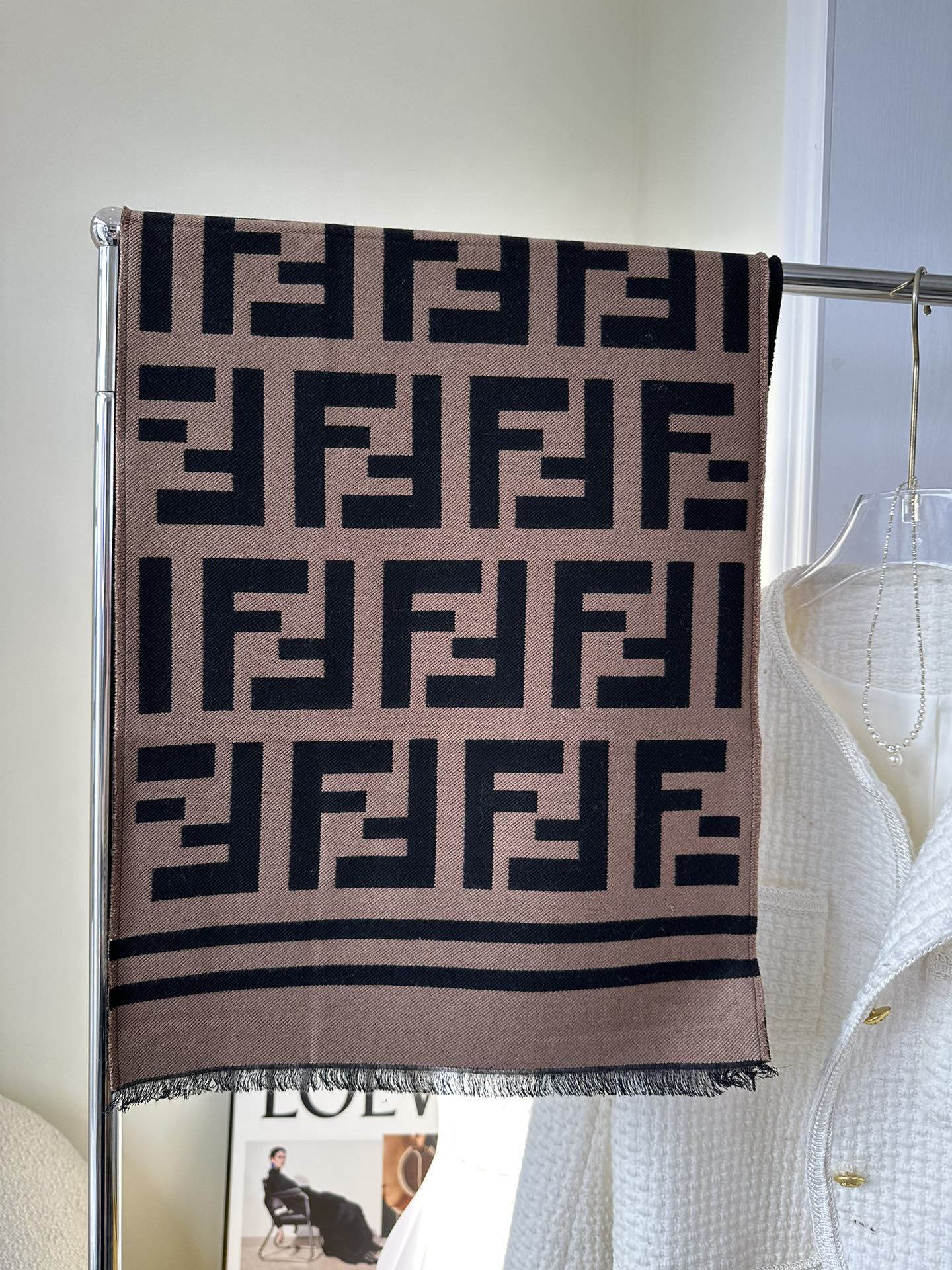 💟芬迪FENDI 经典爆款 35*180cm  95%羊毛5%真丝
F一直热度不减 最为主要的原因是因为