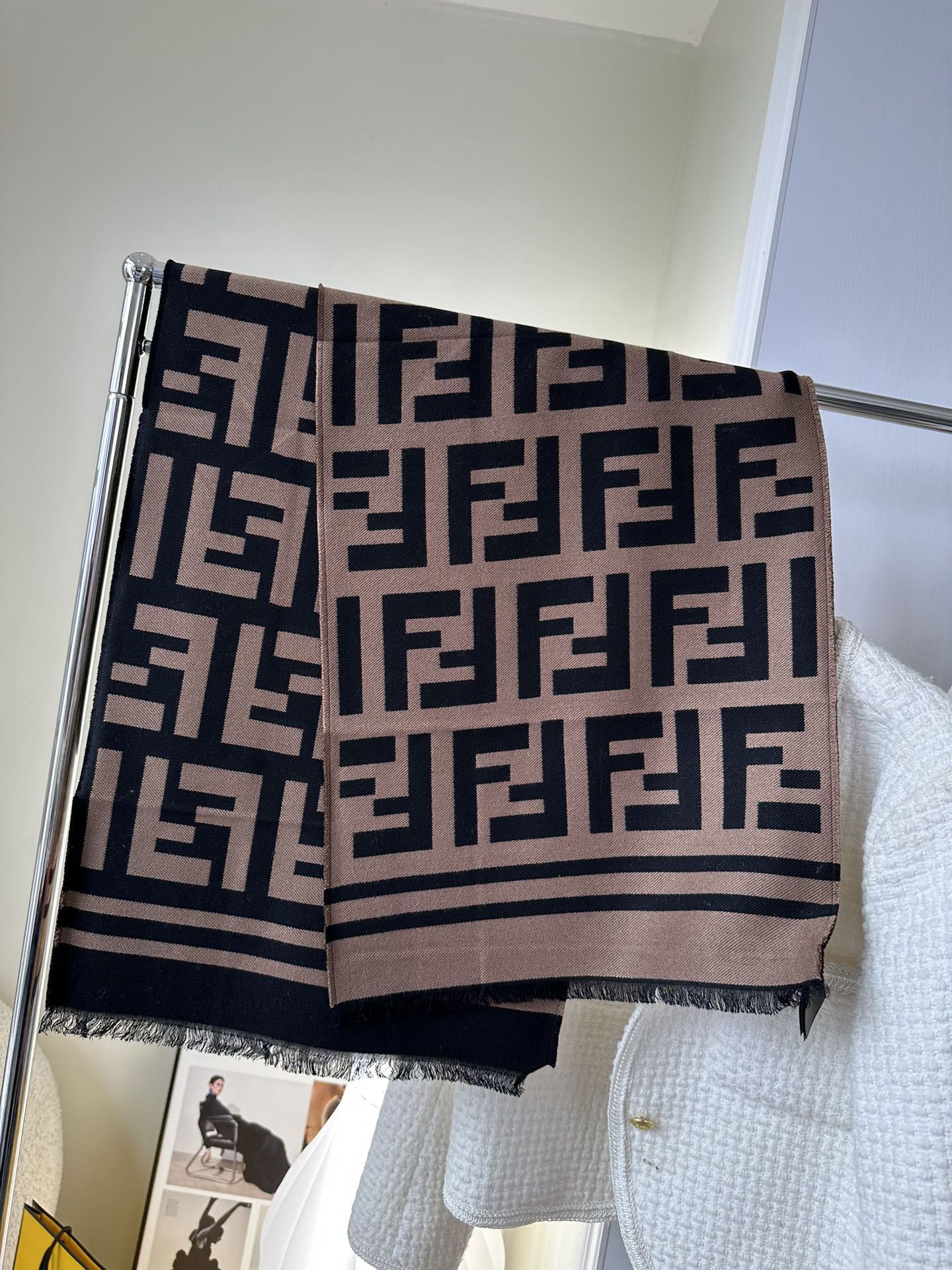 💟芬迪FENDI 经典爆款 35*180cm  95%羊毛5%真丝
F一直热度不减 最为主要的原因是因为