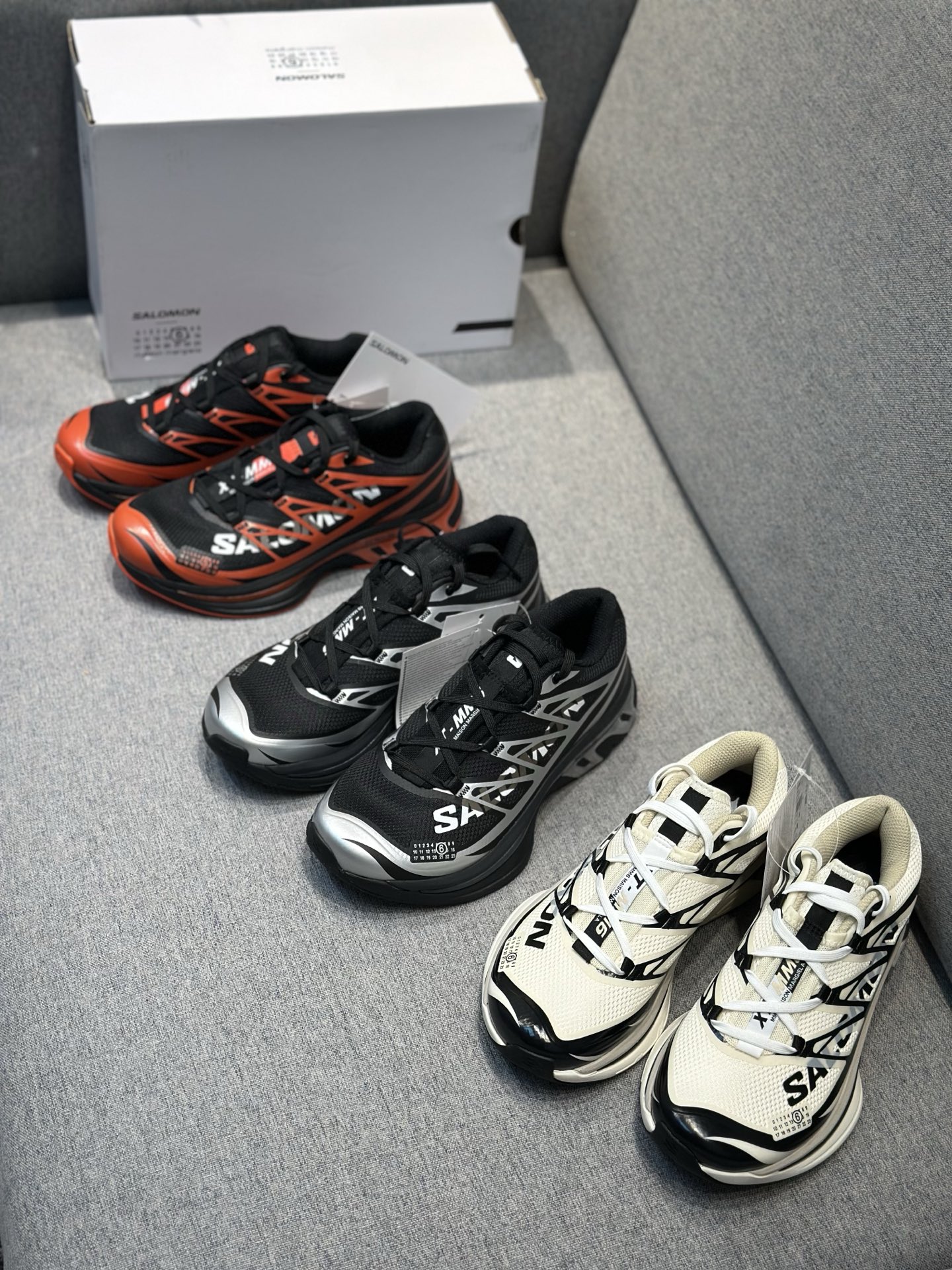 NO:729970,The new MM6 Maison Margiela x Salomon joint model, the second generation Salomon couple’s outdoor functional mountaineering running shoes!  A masterpiece that took half a year to complete!  Development of a full set of original cardboard lasts. Specially supplied mesh fabrics from the original factory to ensure the original taste. Perfect presentation of the version. Original file data. Exclusive private model five-layer combination outsole. Original Ortholite lightweight insole. Midsole cloth with steel stamp number. Original TU lock buckle. Imported Hong Kong treasure. The heel is naturally full and restores the company's wrapping. The upper is presented with a 'jagged' wrapping system. Various color embellishments are added under the base color.  Packing the company's latest technology and fashion-forward styling into a durable long-running silhouette, the upper is made from TU membrane and welded to a high-abrasion mesh, making it both stylish and sturdy. Backed by an ACS chassis for enhanced stability and support, and an EVA cushioned midsole covered by rubber lugs.  Allowing the wearer to easily control any sports life scene outdoors and commuting. The seamless shoe body can be freely oriented outdoors. Size 36 36.5 37 38 38.5 39 40 40.5 41 42 42.5 43 44 45 Sports shoe size. Original box packaging, masion margiela, sneakers19860909新款 MM6 Maison Margiela x Salomon联名款 二代萨洛蒙 情侣款户外机能登山跑步鞋！耗时半年巨作 ！全套原纸板楦头开发 原厂特供网布配套加持 确保原汁原味 完美呈现版型 原档数据独家私模五层组合大底原装Ortholite轻量化鞋垫 中底布带钢印编号 原厂TU锁扣 进口港宝加持 后跟自然饱满 还原公司包裹性 鞋面以“锯齿”状的包裹系统呈现 在基色底之下加入了各种色点缀 将公司的最新技术和时尚前卫的造型融入耐用的长跑款式中 鞋面由 TU 薄膜制成 并焊接在高耐磨网眼上 使其既时尚又坚固 由 ACS底盘支撑 可增强稳定性和支撑力 以及由橡胶凸耳 Contragri外底覆盖的 EVA 缓冲中底 旨在应对崎岖的地形 鞋舌上的彩色Salomon 标签、Quicklace 系统以及鞋头、鞋舌和鞋跟上的附加品牌使细节更加完美 让穿着者可以轻松驾驭户外与通勤下的任何运动生活场景 无缝鞋身户外随意纵横 尺码36 36.5 37 38 38.5 39 40 40.5 41 42 42.5 43 44 45 运动鞋码数 原盒包装,,masion margiela,sneakers,Men's shoes