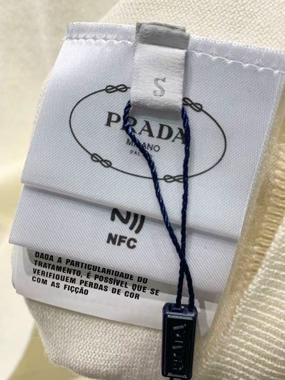  PRD 饰边羊毛混纺Polo衫

本款Polo衫采用羊毛混纺纱精心打造，将经典轮廓与极简细节巧妙融合，