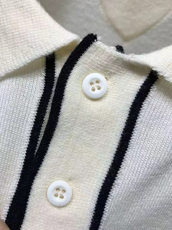  PRD 饰边羊毛混纺Polo衫

本款Polo衫采用羊毛混纺纱精心打造，将经典轮廓与极简细节巧妙融合，