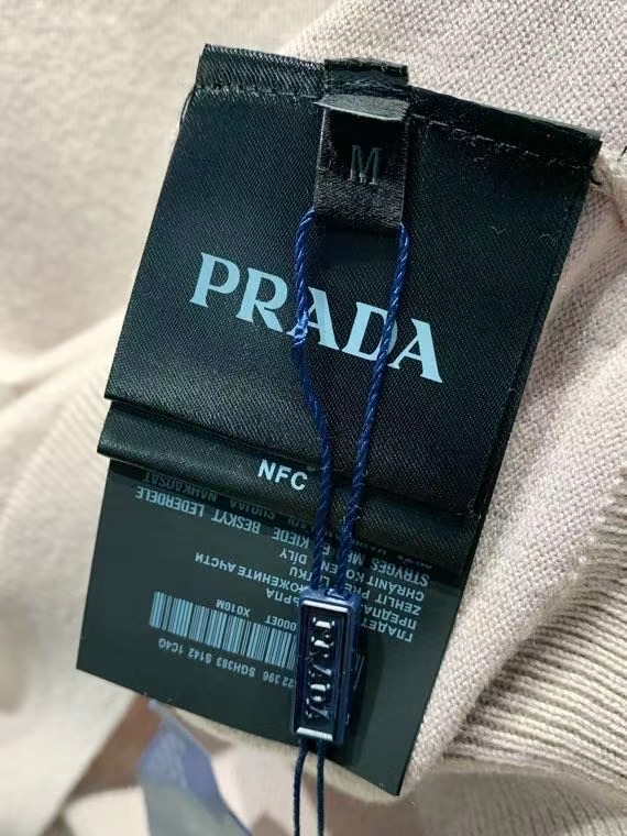  PRD 饰边羊毛混纺Polo衫

本款Polo衫采用羊毛混纺纱精心打造，将经典轮廓与极简细节巧妙融合，