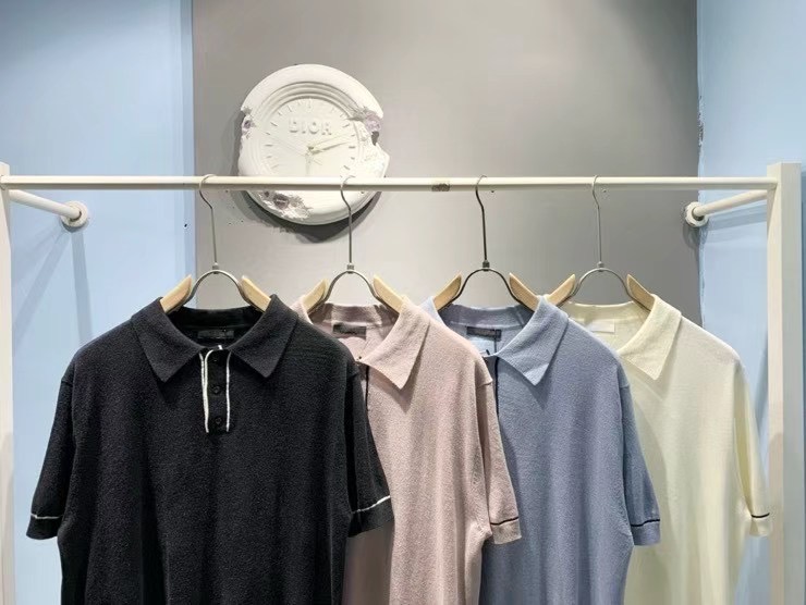  PRD 饰边羊毛混纺Polo衫

本款Polo衫采用羊毛混纺纱精心打造，将经典轮廓与极简细节巧妙融合，