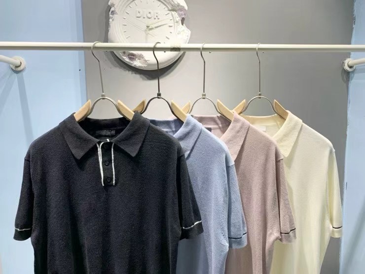  PRD 饰边羊毛混纺Polo衫

本款Polo衫采用羊毛混纺纱精心打造，将经典轮廓与极简细节巧妙融合，