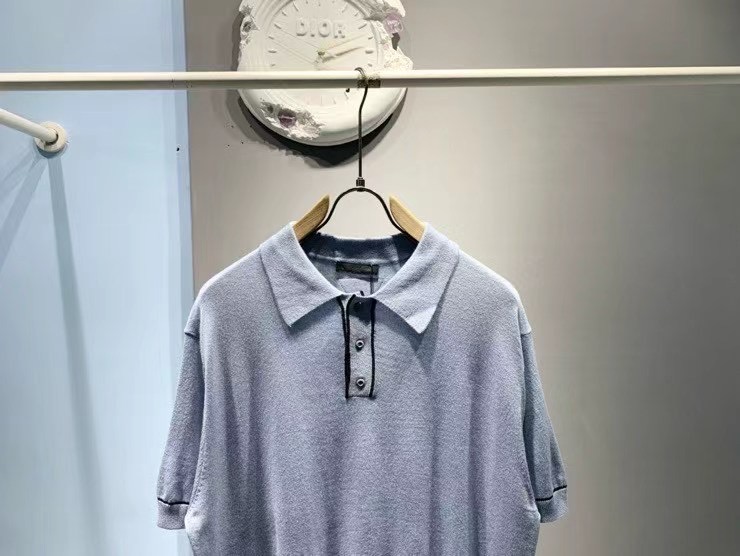  PRD 饰边羊毛混纺Polo衫

本款Polo衫采用羊毛混纺纱精心打造，将经典轮廓与极简细节巧妙融合，
