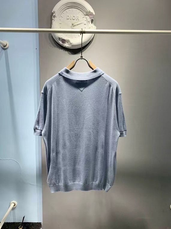  PRD 饰边羊毛混纺Polo衫

本款Polo衫采用羊毛混纺纱精心打造，将经典轮廓与极简细节巧妙融合，