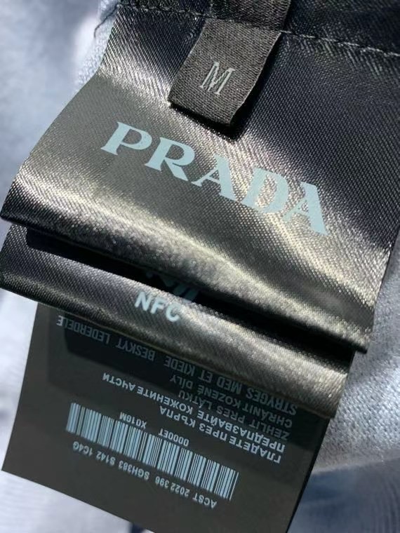  PRD 饰边羊毛混纺Polo衫

本款Polo衫采用羊毛混纺纱精心打造，将经典轮廓与极简细节巧妙融合，