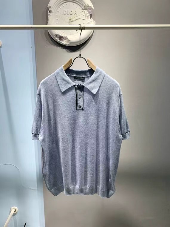 PRD 饰边羊毛混纺Polo衫

本款Polo衫采用羊毛混纺纱精心打造，将经典轮廓与极简细节巧妙融合，