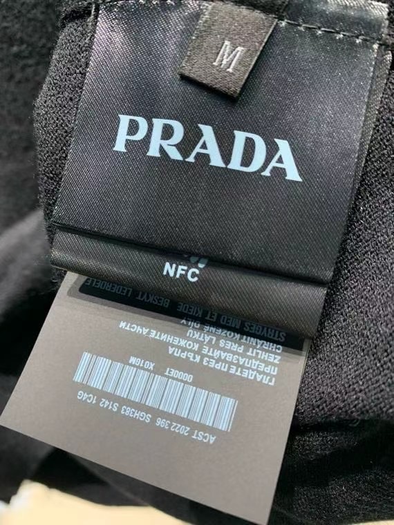  PRD 饰边羊毛混纺Polo衫

本款Polo衫采用羊毛混纺纱精心打造，将经典轮廓与极简细节巧妙融合，