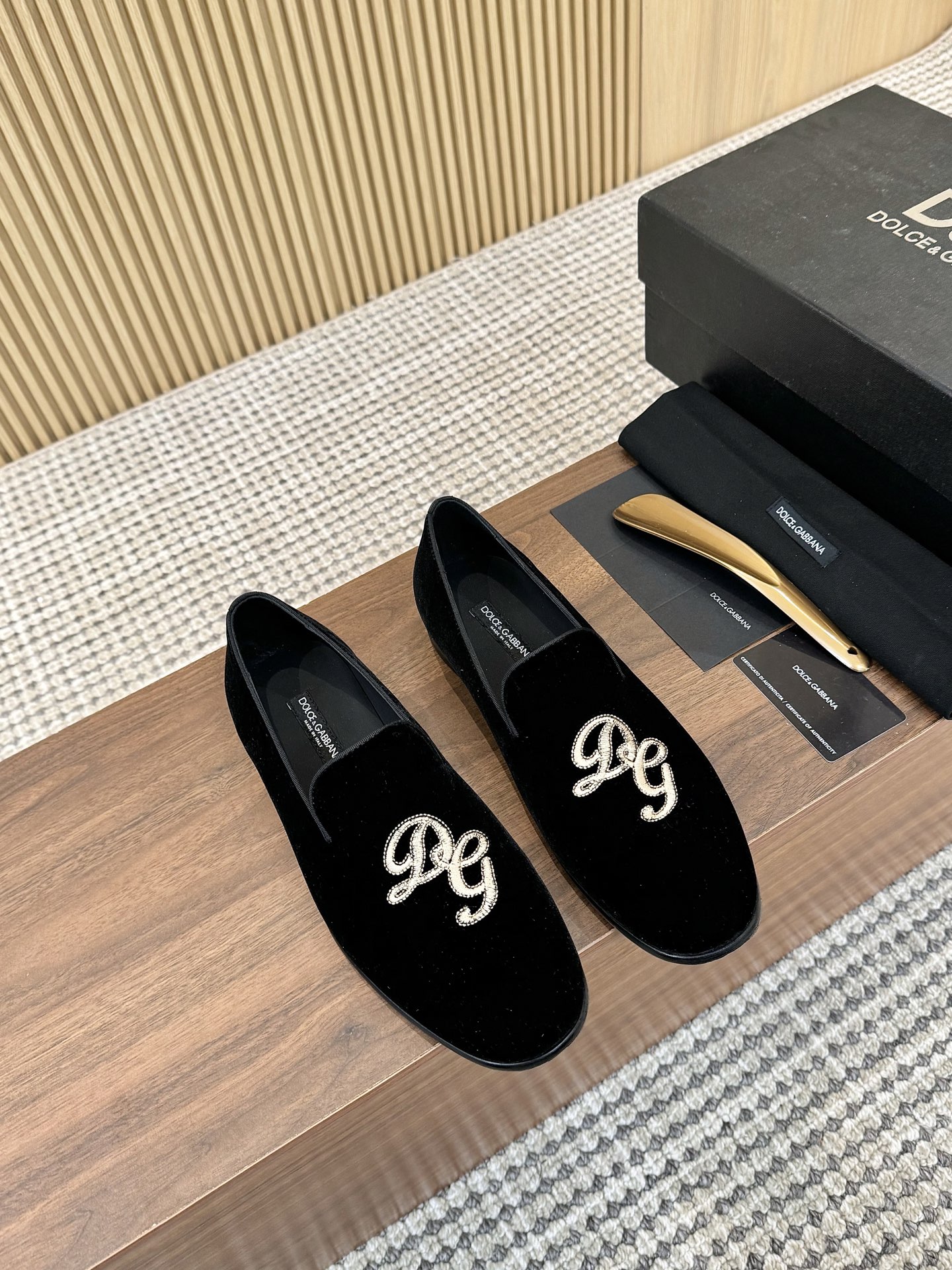 NO:272927,Dolce & Gabbana D&G Ariosto series moccasin loafers men's loafers leather shoes are presented with a new version of the creative concept. The computer-embroidered D G logo is decorated with unique style. The style is elegant and exquisite, and the upper is electricly embroidered D G logo. Simple accessories, selected high mercerized velvet D G logo is embossed and refined. The inner black water-dyed cowhide is skin-friendly and delicate. The brand logo logo is decorated with hand-sewn upper and satin-faced. The beauty of handcrafted handcrafted. One foot round head design. The most comfortable last for the foot shape. The original leather outsole of the casual formal wear is placed in the heel. The heel is placed in an enhanced grip. Lightweight and versatile shoe style!  Standard leather shoes size 39～44# (customized for 38.45.46), Dolce&Gabbana, Dolce&Gabbana, loafers, cowhide, Leather soles19860909杜嘉班纳D&G Ariosto系列莫卡辛便鞋 男士乐福鞋皮鞋 以全新版本创意呈现.电脑绣花D G logo标志性标牌装饰别具一格.风格优雅考究,鞋面电绣dg徽标. 简约配饰,甄选高丝光绒 D G logo 压纹精制而成.内里黑色水染牛皮里 亲肤细腻 饰品牌logo标识 ,鞋面手工缝制 缎面饰边 尽显考究手工之美 一脚蹬圆头设计 脚型最舒适的楦型 休闲正装原版真皮大底 后跟置入橡胶底片 增强抓地性能 轻便百搭鞋款！ 标准皮鞋码数39～44#（38.45.46定做）,,Dolce&Gabbana,Dolce&Gabbana,loafers,cowhide,Leather soles,Men's shoes