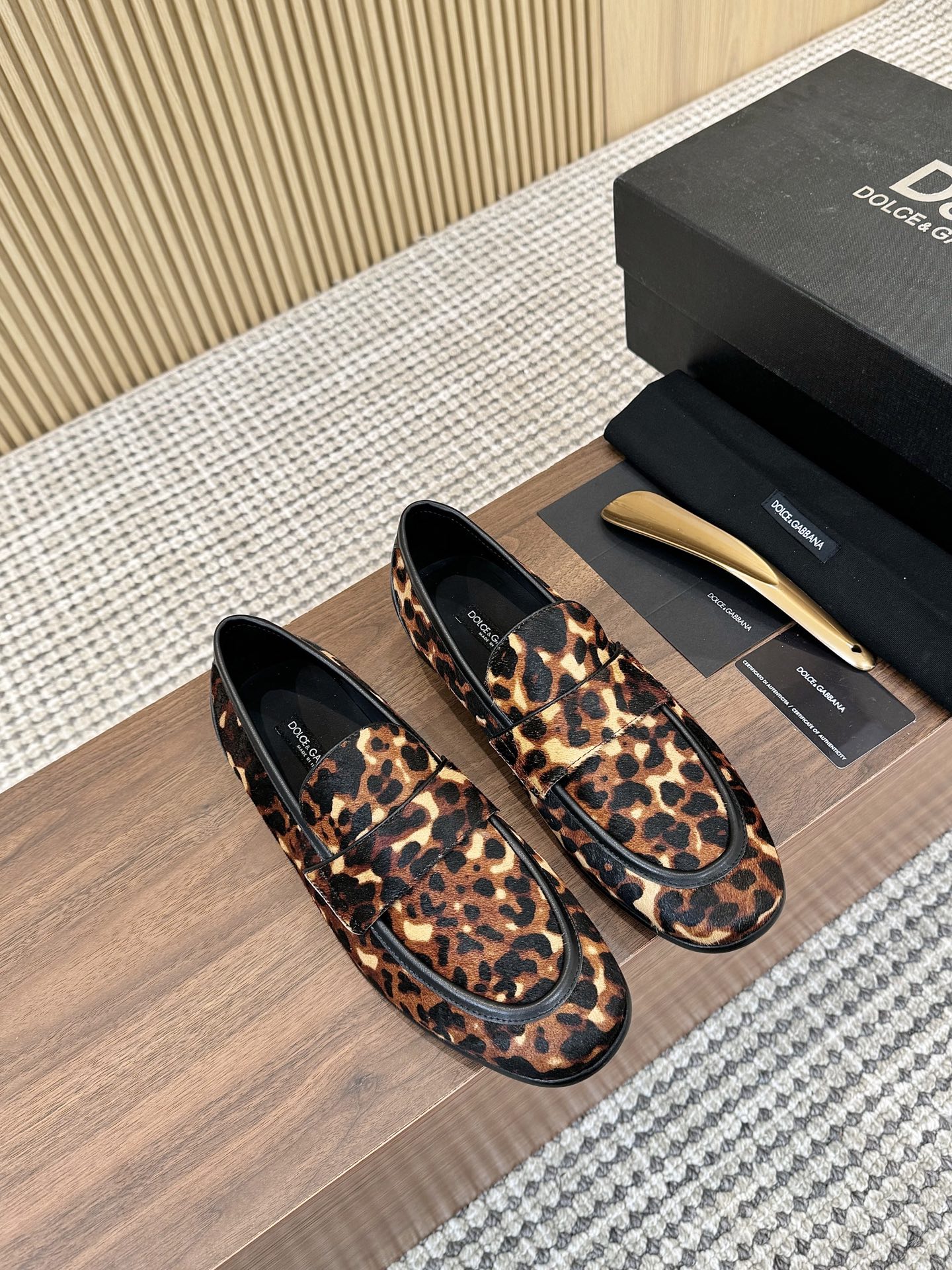 NO:272931,D&G Ariosto series moccasin slippers and men's loafers leather shoes are presented with a new version of the creative concept. The upper is decorated with leopard print, matched with simple accessories, and is refined by imported horse hair. The inner black water-dyed cowhide is skin-friendly and delicate, the upper is hand-sewn and satin-faced, which shows the exquisite hand-crafted beauty. One-foot round head design. The most comfortable last for the foot. The original leather outsole of the casual formal wear is placed in the heel. The rubber bottom is used to enhance the grip performance. Lightweight and versatile shoes!  Standard leather shoes size 39～44# (customized for 38.45.46), Dolce & Gabbana, loafers, cowhide, Leather soles19860909D&G Ariosto系列莫卡辛便鞋 男士乐福鞋皮鞋 以全新版本创意呈现.鞋面豹纹装饰,搭配 简约配饰,甄选进口马毛精制而成.内里黑色水染牛皮里 亲肤细腻 ,鞋面手工缝制 缎面饰边 尽显考究手工之美 一脚蹬圆头设计 脚型最舒适的楦型 休闲正装原版真皮大底 后跟置入橡胶底片 增强抓地性能 轻便百搭鞋款！ 标准皮鞋码数39～44#（38.45.46定做）,,Dolce&Gabbana,loafers,cowhide,Leather soles,Men's shoes