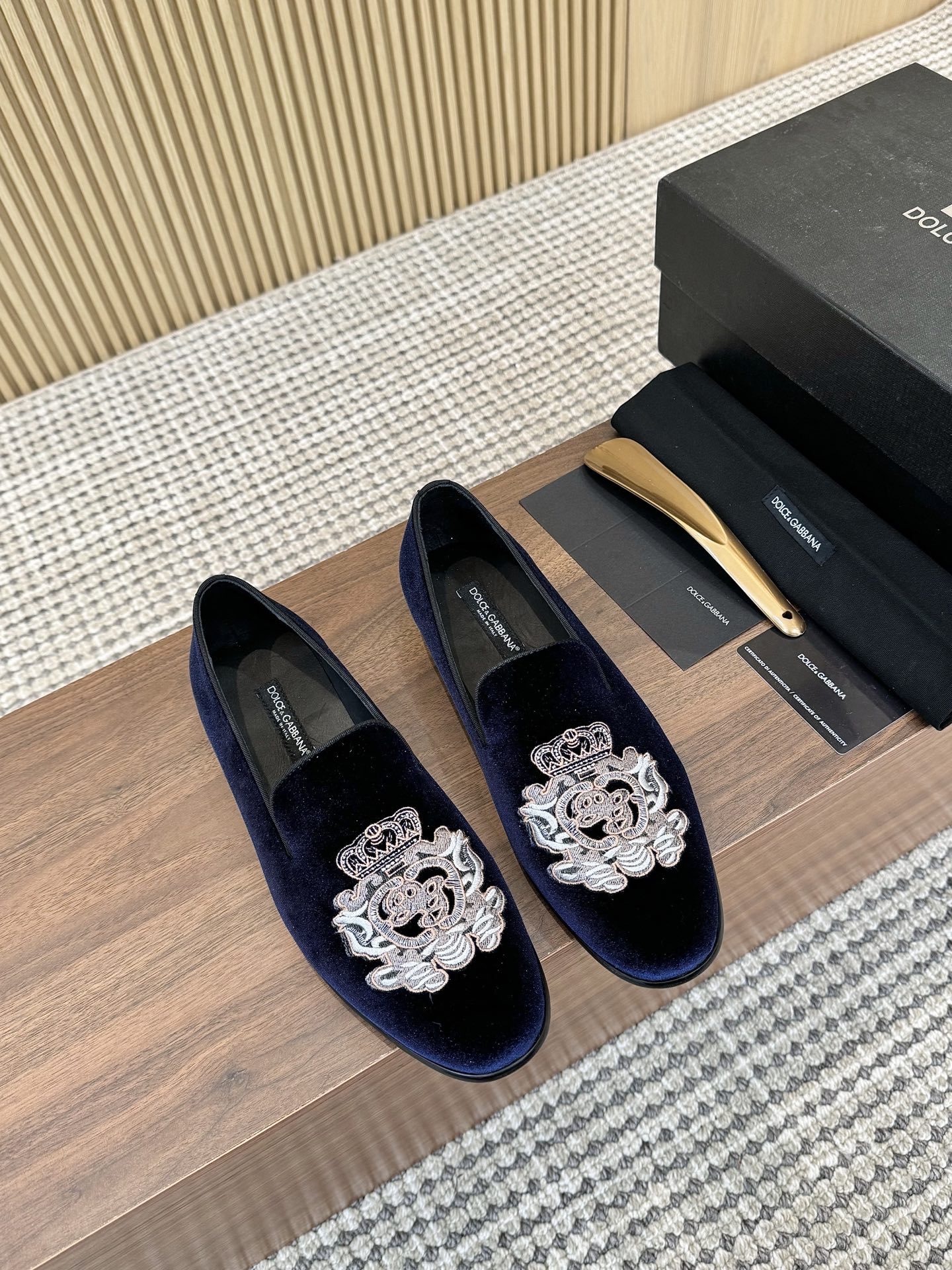 NO:272925,D&G Ariosto series moccasin shoes, suede men's loafers leather shoes are presented with a new version of the creative concept. The computer-embroidered D G Crown logo is decorated with unique style. The style is elegant and exquisite, and the upper is electricly embroidered with crown logo. Simple accessories, high mercerized velvet crown embroidery is refined. The inner black water-dyed cowhide is skin-friendly and delicate. The brand logo logo is decorated with hand-sewn upper and satin-faced. The beauty of hand-made hand-crafted. One-foot round head design. The most comfortable last for the foot. The original leather outsole of the casual formal wear is placed in the heel. The heel is placed in an enhanced grip. Lightweight and versatile shoe style!  !  !  Standard leather shoes size 39～44# (customized by 38.45.46) batch, Dolce & Gabbana, loafers, cowhide, Leather soles19860909D&G Ariosto系列莫卡辛便鞋 绒面男士乐福鞋皮鞋 以全新版本创意呈现.电脑绣花D G皇冠logo标志性标牌装饰别具一格.风格优雅考究,鞋面电绣皇冠徽标. 简约配饰,甄选高丝光绒皇冠刺绣精制而成.内里黑色水染牛皮里 亲肤细腻 饰品牌logo标识 ,鞋面手工缝制 缎面饰边 尽显考究手工之美 一脚蹬圆头设计 脚型最舒适的楦型 休闲正装原版真皮大底 后跟置入橡胶底片 增强抓地性能 轻便百搭鞋款！！！ 标准皮鞋码数39～44#（38.45.46定做） 批,,Dolce&Gabbana,loafers,cowhide,Leather soles,Men's shoes