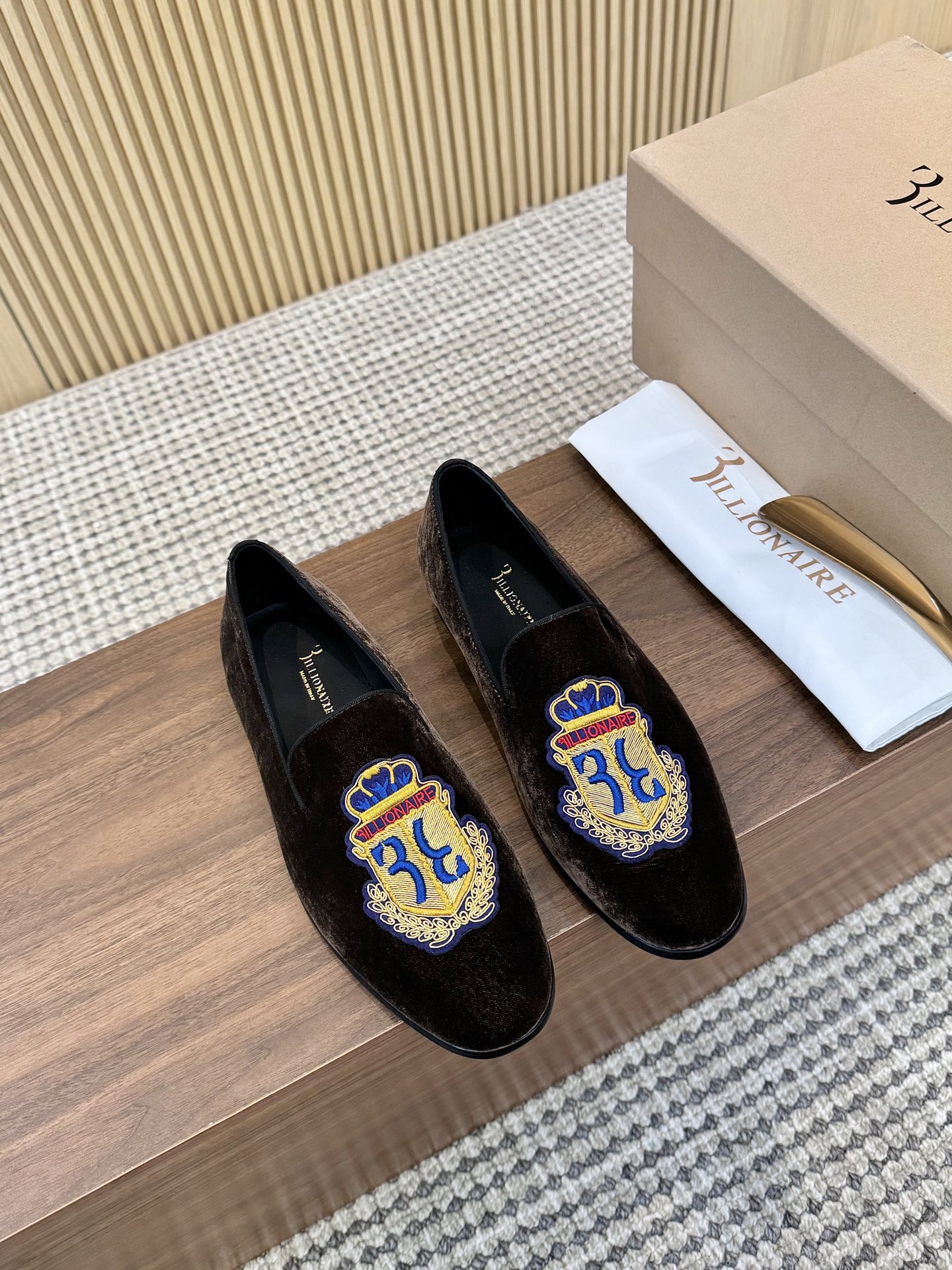 NO:272935,Billionaire series moccasin slippers, suede men's loafers leather shoes are presented with a new version of the creative concept. The computer-embroidered billionaire logo brand's iconic pattern is unique. The style is elegant and exquisite, and the upper is electric embroidered crown logo. Simple accessories, selected high mercerized velvet crown embroidery is refined. The inner black water-dyed cowhide is skin-friendly and delicate. The brand logo logo is decorated with hand-sewn upper and satin-faced, showing the exquisite hand-crafted beauty. One-foot round head design. The most comfortable last for the foot. Casual formal original leather outsole. Rubber bottom is placed on the heel to enhance grip. Lightweight and versatile shoes!  !  !  Standard leather shoes size 39～44# (custom made in 38.45.46) batch, loafers, cowhide, Leather soles19860909Billionaire 系列莫卡辛便鞋 绒面男士乐福鞋皮鞋 以全新版本创意呈现.电脑绣花billionaire logo品牌标志性图案装饰别具一格.风格优雅考究,鞋面电绣皇冠徽标. 简约配饰,甄选高丝光绒皇冠刺绣精制而成.内里黑色水染牛皮里 亲肤细腻 饰品牌logo标识 ,鞋面手工缝制 缎面饰边 尽显考究手工之美 一脚蹬圆头设计 脚型最舒适的楦型 休闲正装原版真皮大底 后跟置入橡胶底片 增强抓地性能 轻便百搭鞋款！！！ 标准皮鞋码数39～44#（38.45.46定做）  批,,loafers,cowhide,Leather soles,Men's shoes