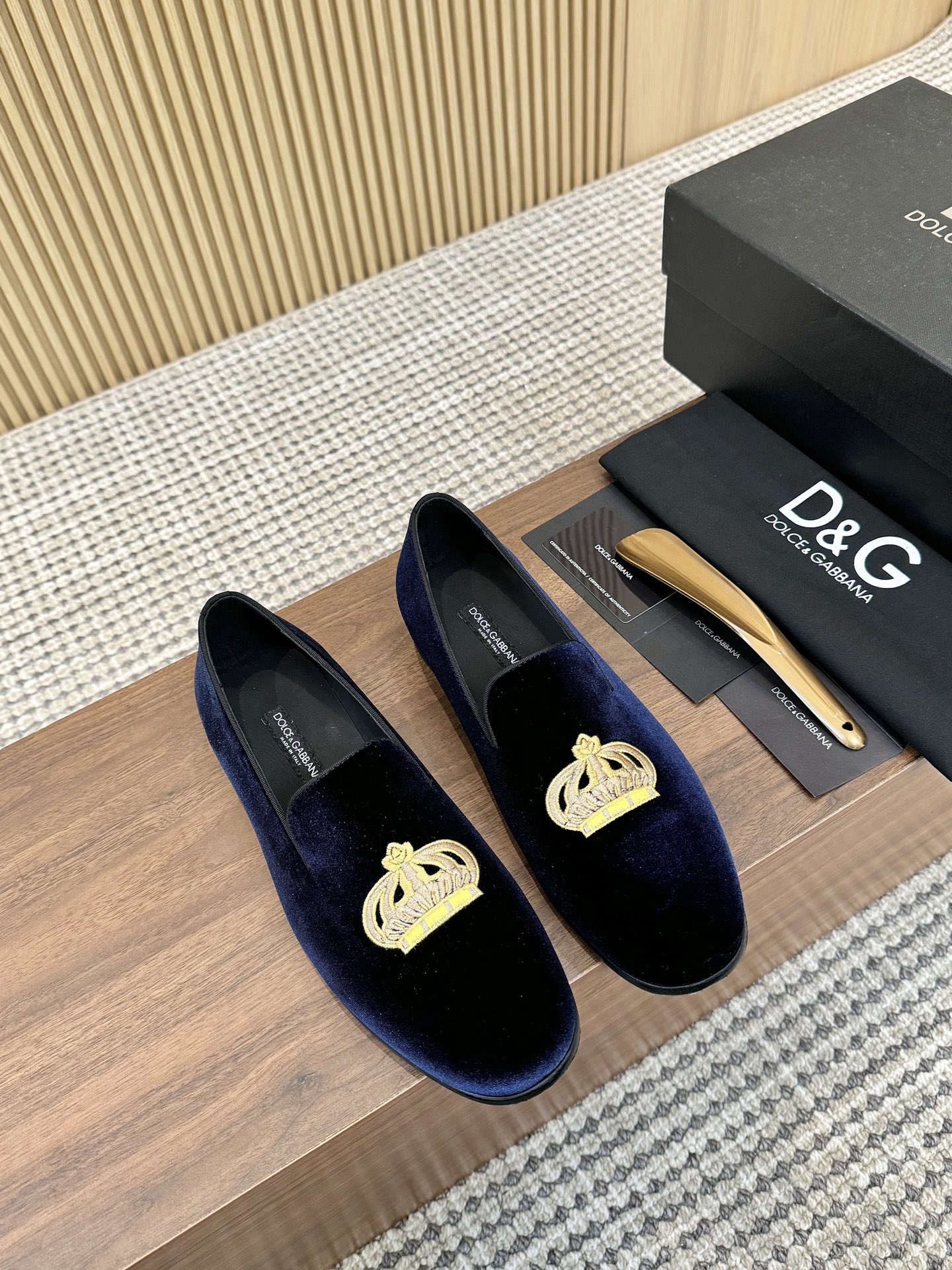 NO:272933,D&G Ariosto series moccasin slippers, suede men's loafers leather shoes are presented with a new version of the creative concept. The computer embroidered D G crown logo is unique in style. The style is elegant and exquisite, and the upper is electricly embroidered with crown logo. Simple accessories, high mercerized velvet crown embroidery is refined. The inner black water-dyed cowhide is skin-friendly and delicate. The brand logo logo is decorated with hand-sewn upper and satin-like. The upper is hand-sewn with a round head design. The most comfortable last of the foot. The original leather outsole of the casual formal wear is placed in the heel to enhance the grip performance. Lightweight and versatile shoes!  !  !  Standard leather shoes size 39～44# (customized by 38.45.46) batch, Dolce & Gabbana, loafers, cowhide, Leather soles19860909D&G Ariosto系列莫卡辛便鞋 绒面男士乐福鞋皮鞋 以全新版本创意呈现.电脑绣花D G皇冠logo标志性图案装饰别具一格.风格优雅考究,鞋面电绣皇冠徽标. 简约配饰,甄选高丝光绒皇冠刺绣精制而成.内里黑色水染牛皮里 亲肤细腻 饰品牌logo标识 ,鞋面手工缝制 缎面饰边 尽显考究手工之美 一脚蹬圆头设计 脚型最舒适的楦型 休闲正装原版真皮大底 后跟置入橡胶底片 增强抓地性能 轻便百搭鞋款！！！ 标准皮鞋码数39～44#（38.45.46定做） 批,,Dolce&Gabbana,loafers,cowhide,Leather soles,Men's shoes