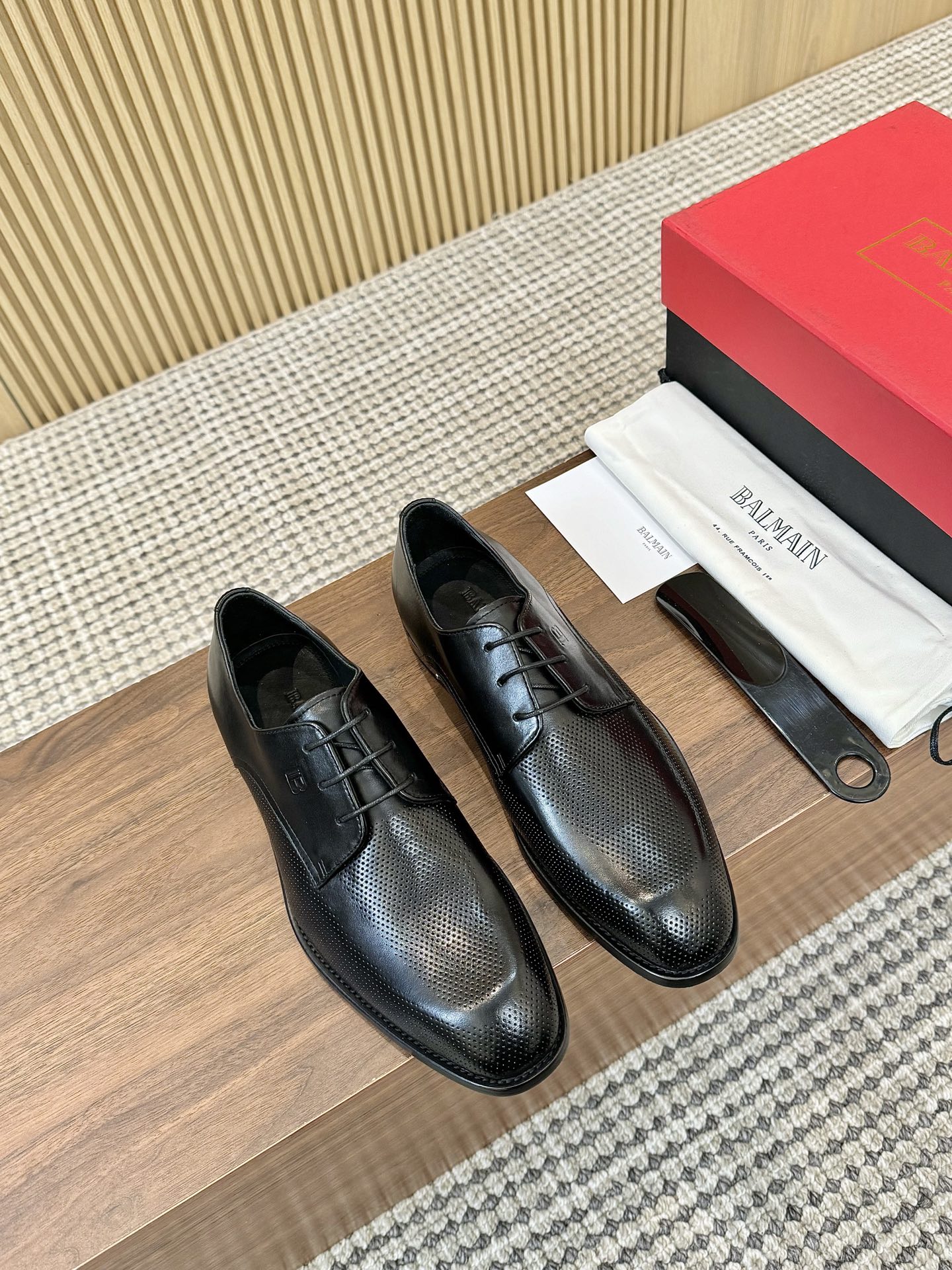 NO:274895,BALMAIN Balmain Business Leather Shoes are made of imported cowhide fabric, with the upper printed with the Balmain brand logo, matched with punched design, matched with genuine leather soles, and insoles and insoles have exclusive logos. The cowhide inner lining makes the shoes fashionable and comfortable to wear on the feet. Size 39-44, 38.45.46 Customized without return and exchange, balmain, balmain, cowhide19860909BALMAIN巴尔曼商务皮鞋 采用进口牛皮面料,鞋面印有巴尔曼品牌标志,搭配打孔设计,搭配真皮鞋底,鞋垫、鞋垫均有专属标志,牛皮内里让鞋子穿在脚上时尚又舒适. 码数39-44,38.45.46定制不退换,,balmain,balmain,cowhide,Men's shoes