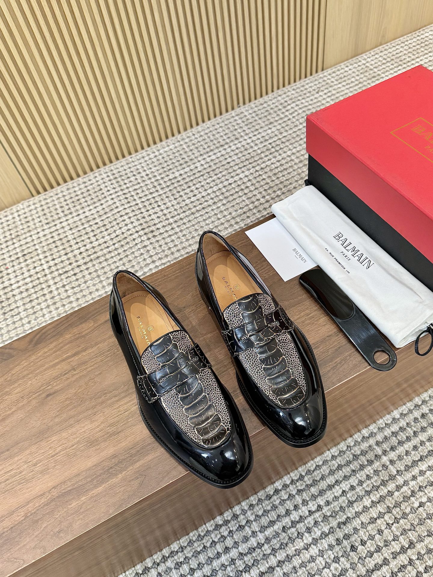 NO:274878,BALMAIN Business Leather Shoes are made of imported beaded cowhide/color cowhide fabric, matched with genuine leather soles, insoles and insoles have exclusive logos, and the cowhide inner lining makes the shoes fashionable and comfortable to wear on the feet. Size 39-44, 38.45.46 Customized non-return and exchange, balmain, balmain, cowhide19860909BALMAIN巴尔曼商务皮鞋 采用进口开边珠牛皮/花色牛皮面料,搭配真皮鞋底,鞋垫、鞋垫均有专属标志,牛皮内里让鞋子穿在脚上时尚又舒适. 码数39-44,38.45.46定制不退换,,balmain,balmain,cowhide,Men's shoes