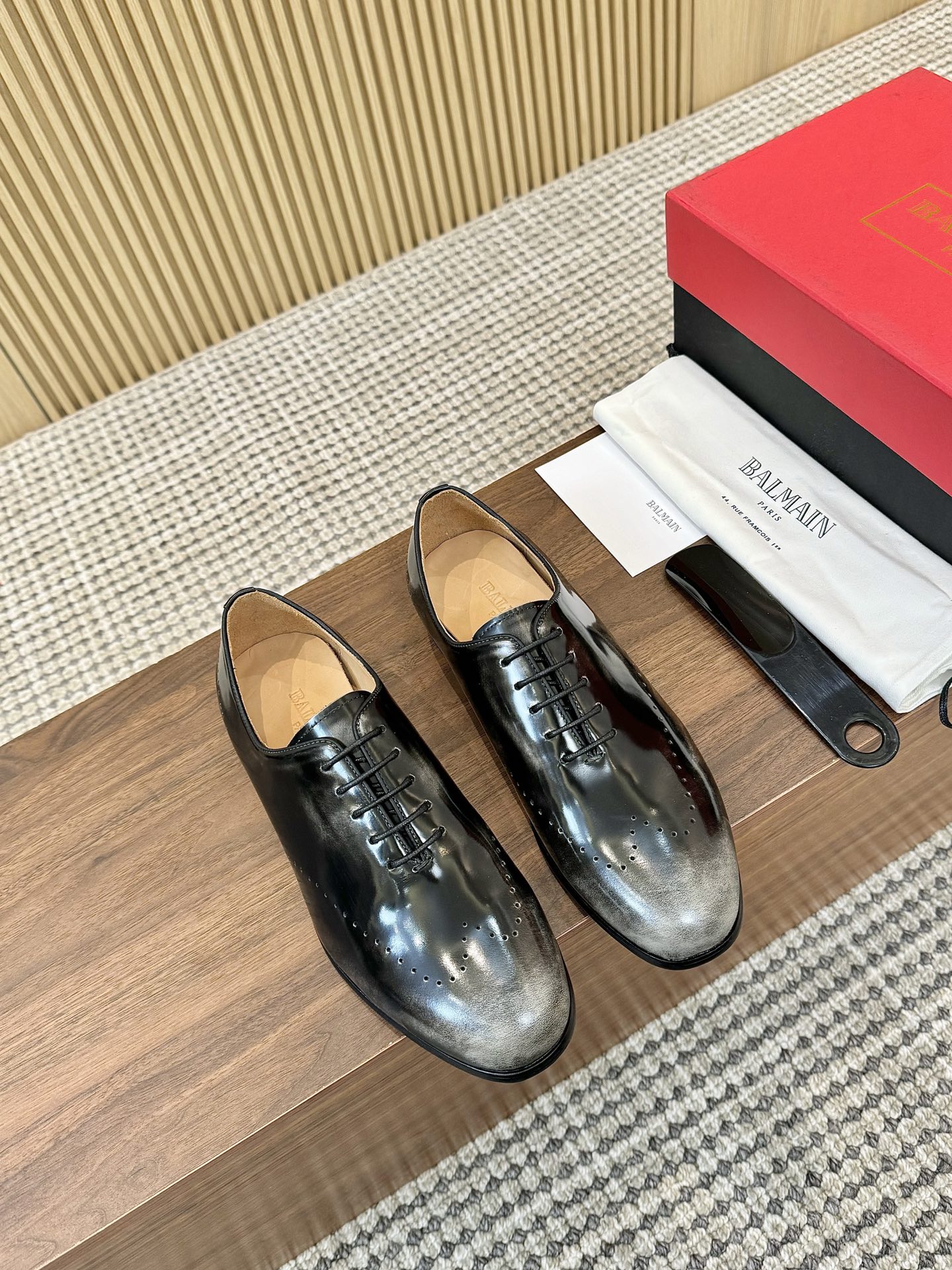 NO:274880,BALMAIN Business Leather Shoes are made of imported cowhide fabric and matched with genuine leather soles. Insoles and insoles have exclusive logos. The cowhide inner lining makes the shoes fashionable and comfortable to wear on the feet. Size 39-44, 38.45.46 Customized without return and exchange, balmain, balmain, cowhide19860909BALMAIN巴尔曼商务皮鞋 采用进口开牛皮面料,搭配真皮鞋底,鞋垫、鞋垫均有专属标志,牛皮内里让鞋子穿在脚上时尚又舒适. 码数39-44,38.45.46定制不退换,,balmain,balmain,cowhide,Men's shoes