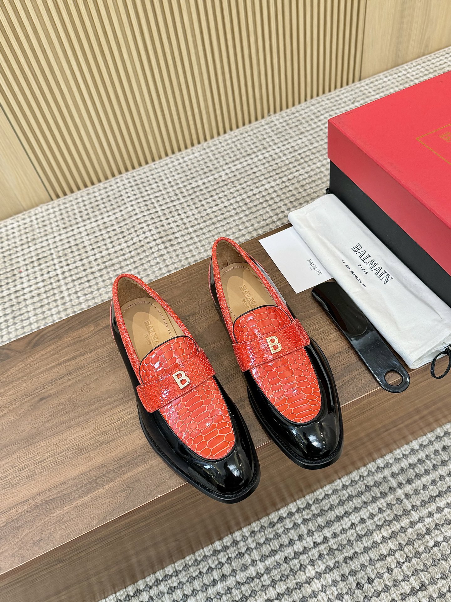 NO:274884,BALMAIN Business Leather Shoes are made of imported patent leather and crocodile pattern fabric, paired with genuine leather soles, and insoles and insoles have exclusive logos. The cowhide inner lining makes the shoes fashionable and comfortable to wear on the feet. Size 39-44, 38.45.46 Customized without return and exchange, balmain, balmain, cowhide19860909BALMAIN巴尔曼商务皮鞋 采用进口漆皮搭配鳄鱼纹面料,搭配真皮鞋底,鞋垫、鞋垫均有专属标志,牛皮内里让鞋子穿在脚上时尚又舒适. 码数39-44,38.45.46定制不退换,,balmain,balmain,cowhide,Men's shoes