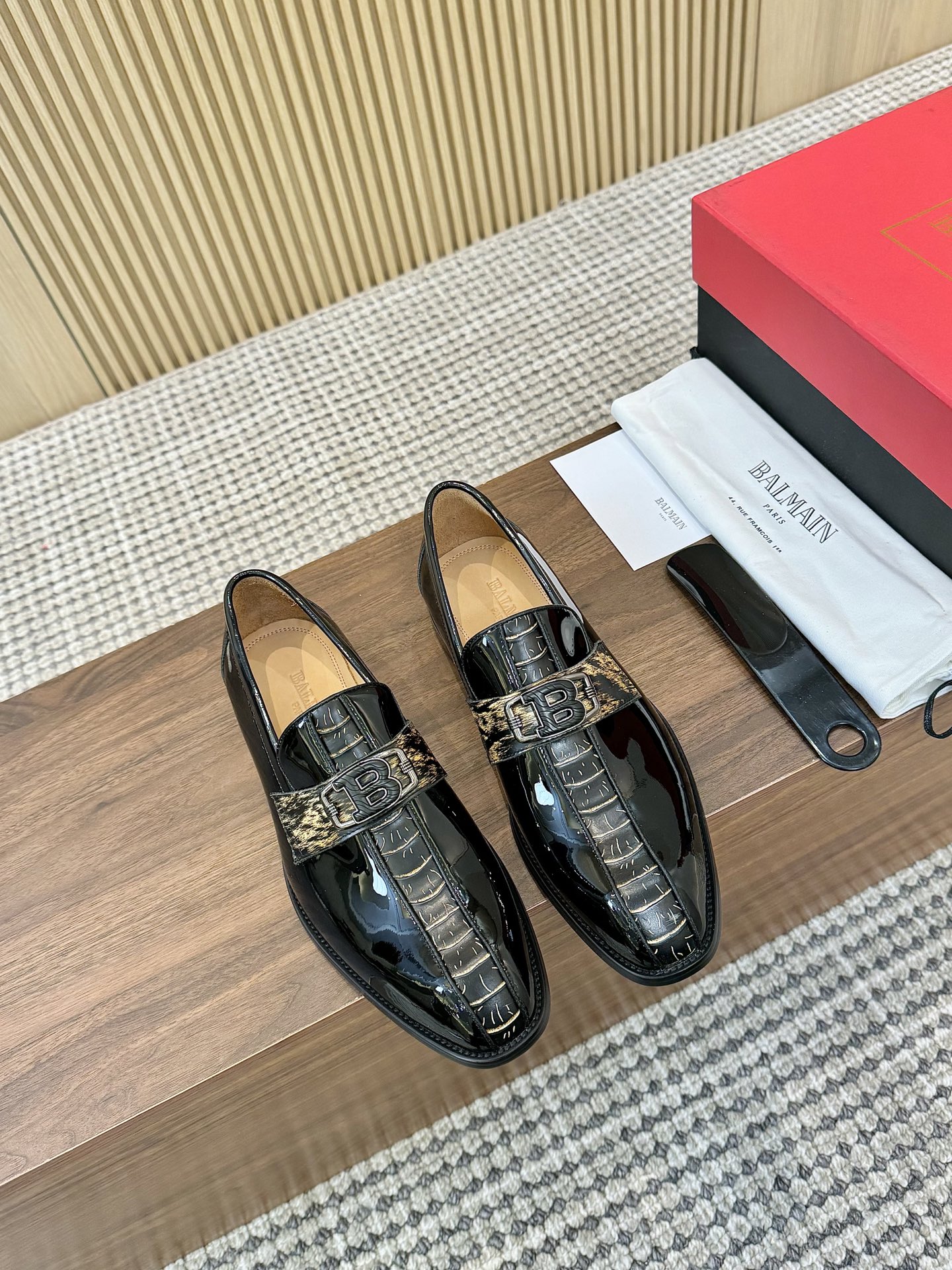 NO:274892,BALMAIN Business Leather Shoes are made of imported patent leather and crocodile pattern fabric, paired with genuine leather soles, and insoles and insoles have exclusive logos. The cowhide inner lining makes the shoes fashionable and comfortable to wear on the feet. Size 39-44, 38.45.46 Customized without return and exchange, balmain, balmain, cowhide19860909BALMAIN巴尔曼商务皮鞋 采用进口漆皮搭配鳄鱼纹面料,搭配真皮鞋底,鞋垫、鞋垫均有专属标志,牛皮内里让鞋子穿在脚上时尚又舒适. 码数39-44,38.45.46定制不退换,,balmain,balmain,cowhide,Men's shoes