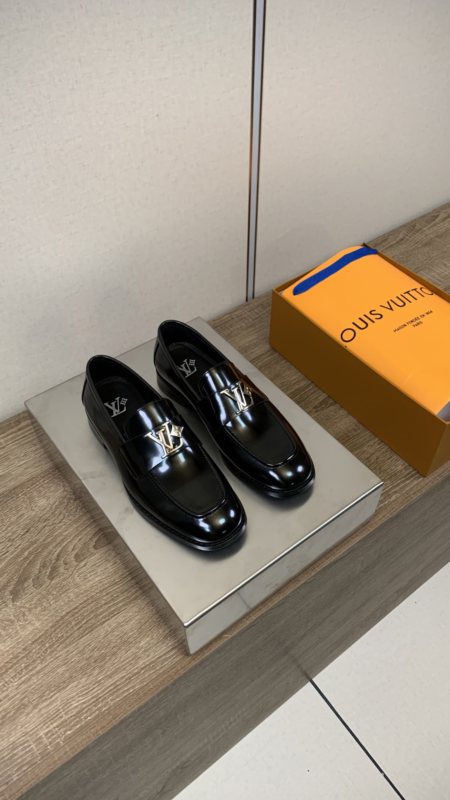 Louis Vuitton Heren Leren Loafers met Zwarte Afwerking en LV Logo