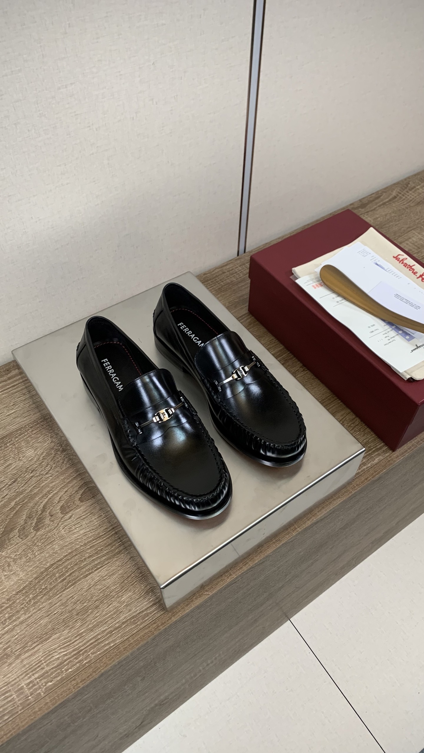 Ferragamo Mocassins Homme en Cuir de Veau Noir - Élégance et Confort