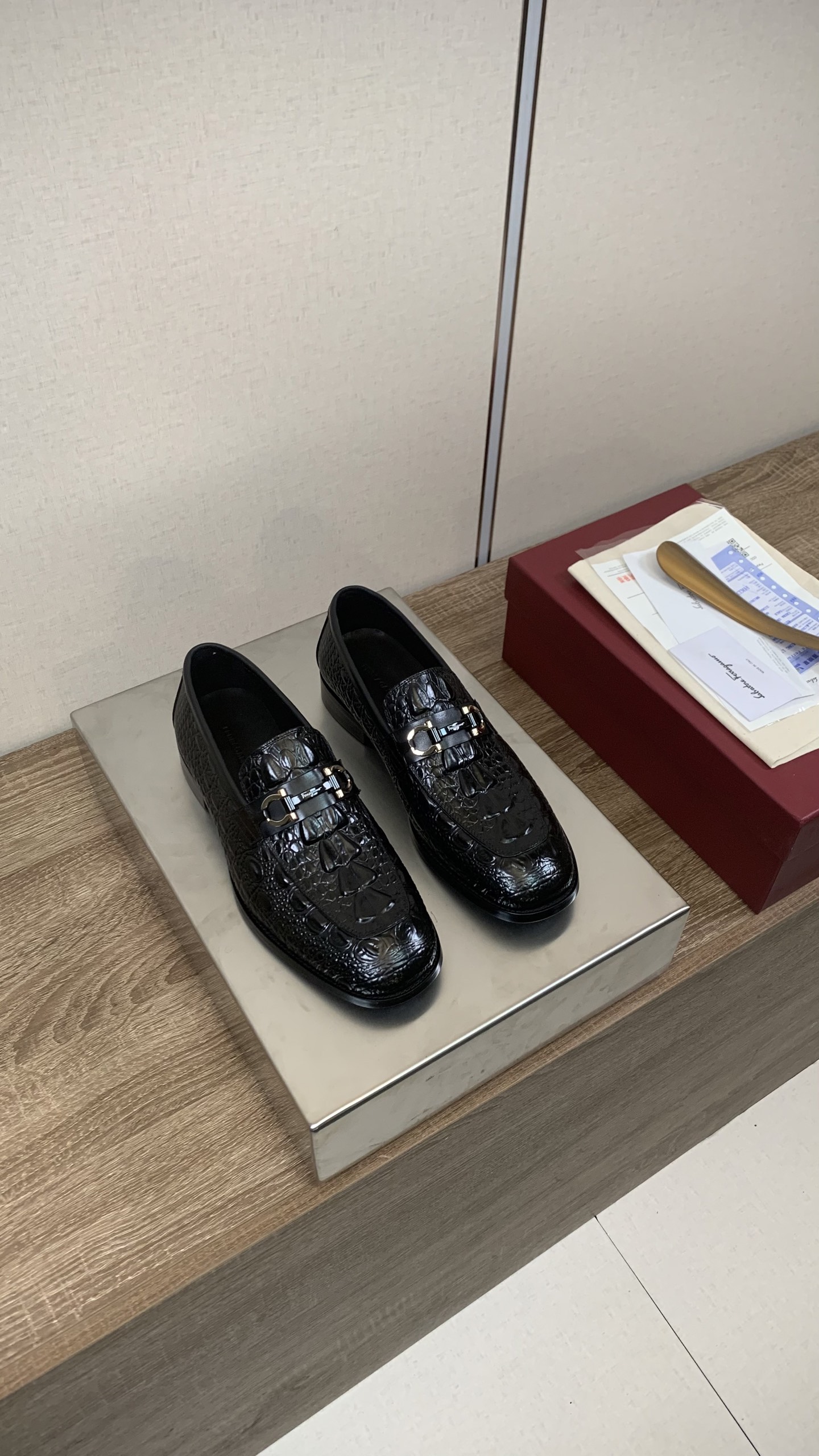 Ferragamo Heren Loafers in Zwart Leer met Krokodillenprint en Gespdetail