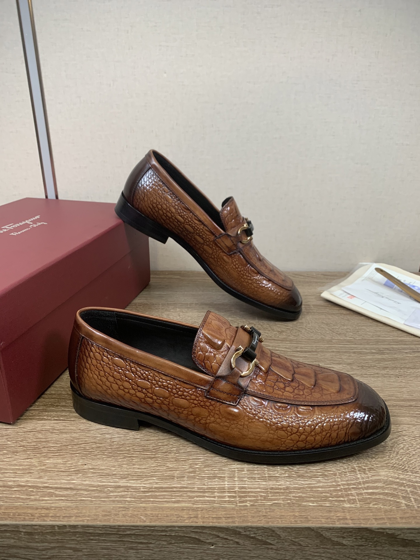 Salvatore Ferragamo Men's Crocodile Leather Loafers Business Casual Shoes 5 i1755588983613 8984 0 5