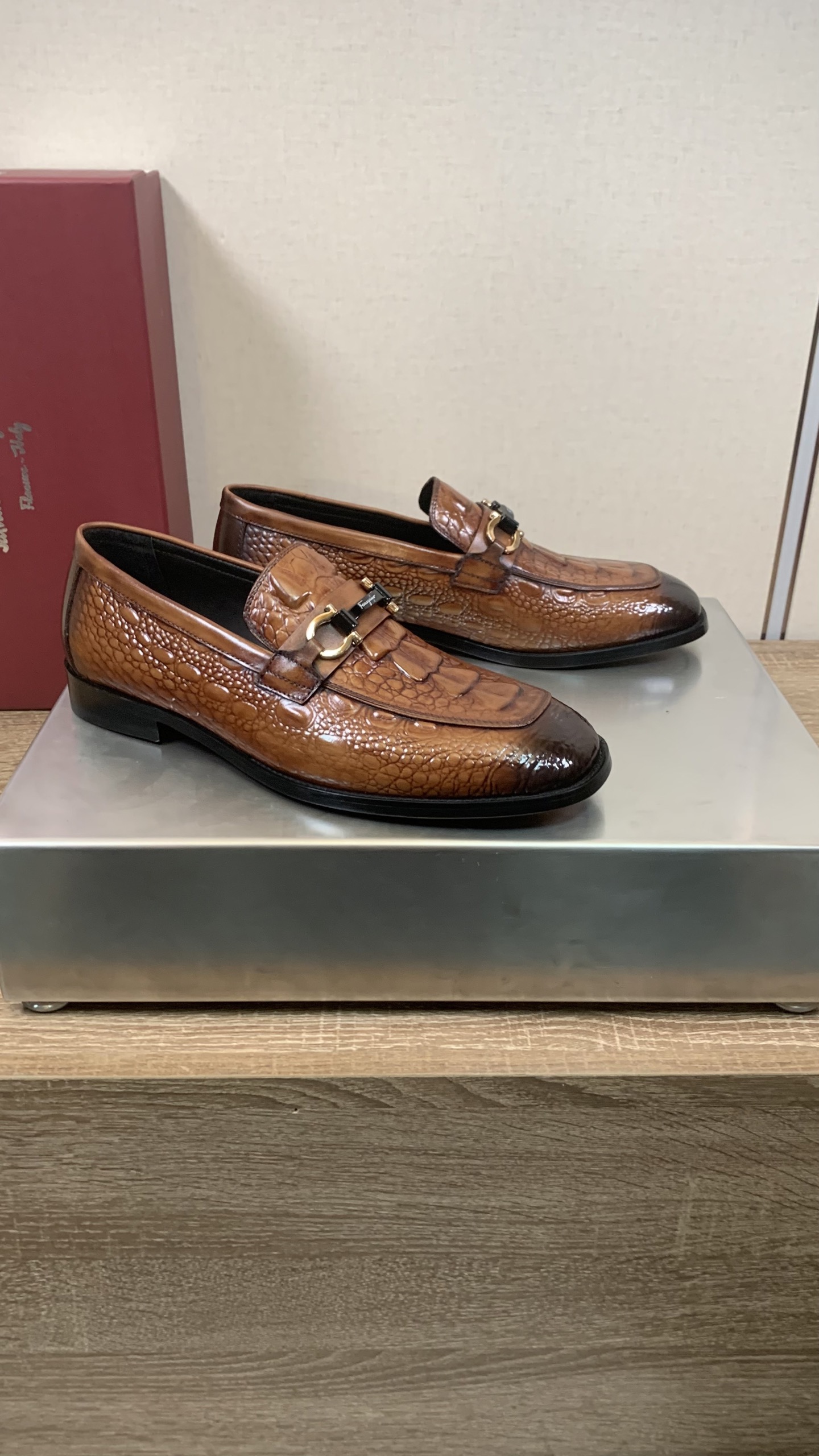 Salvatore Ferragamo Men's Crocodile Leather Loafers Business Casual Shoes 4 i1755588983694 4411 0 2