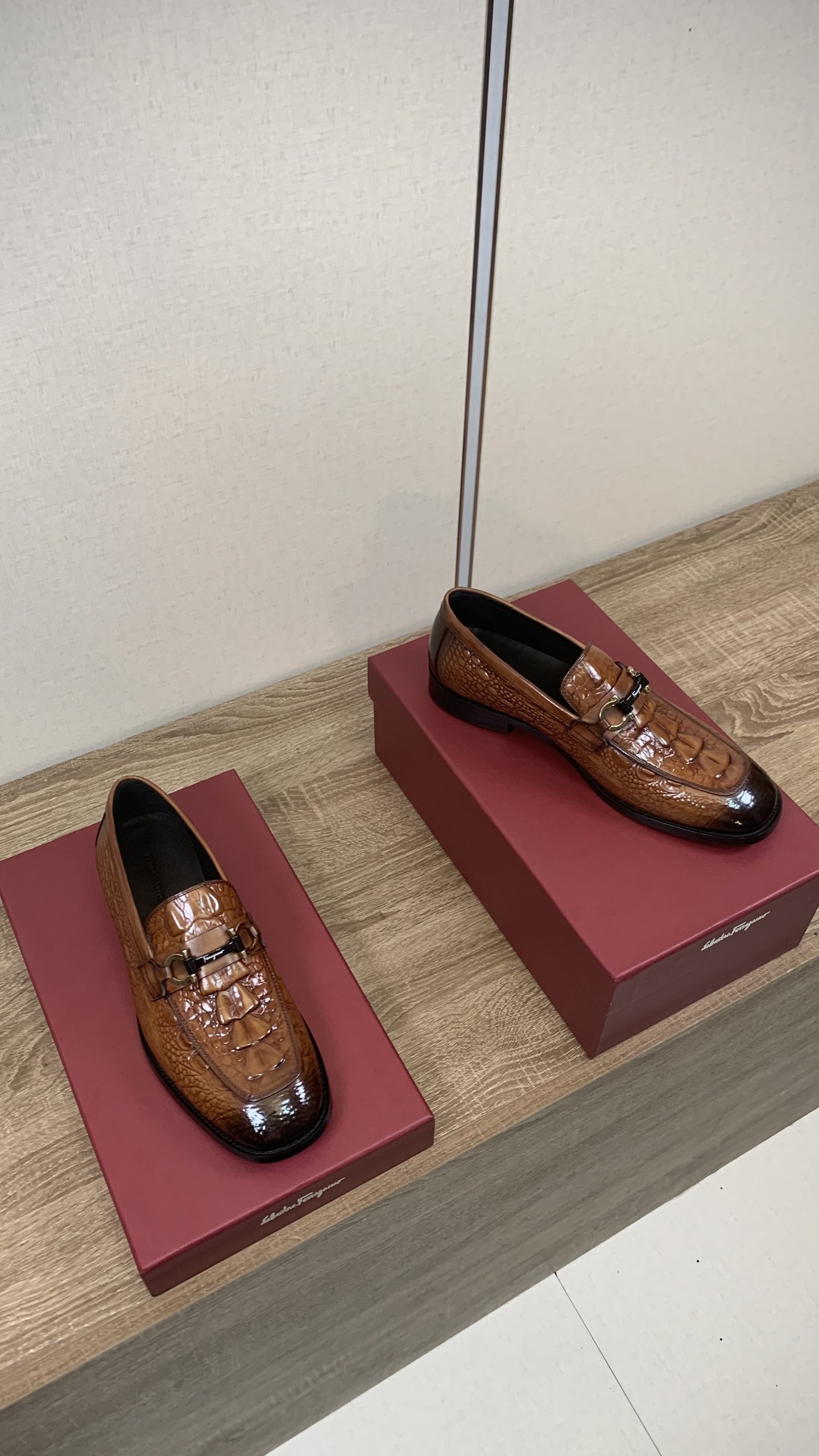 Salvatore Ferragamo Men's Crocodile Leather Loafers Business Casual Shoes 8 i1755588983891 8089 0 6