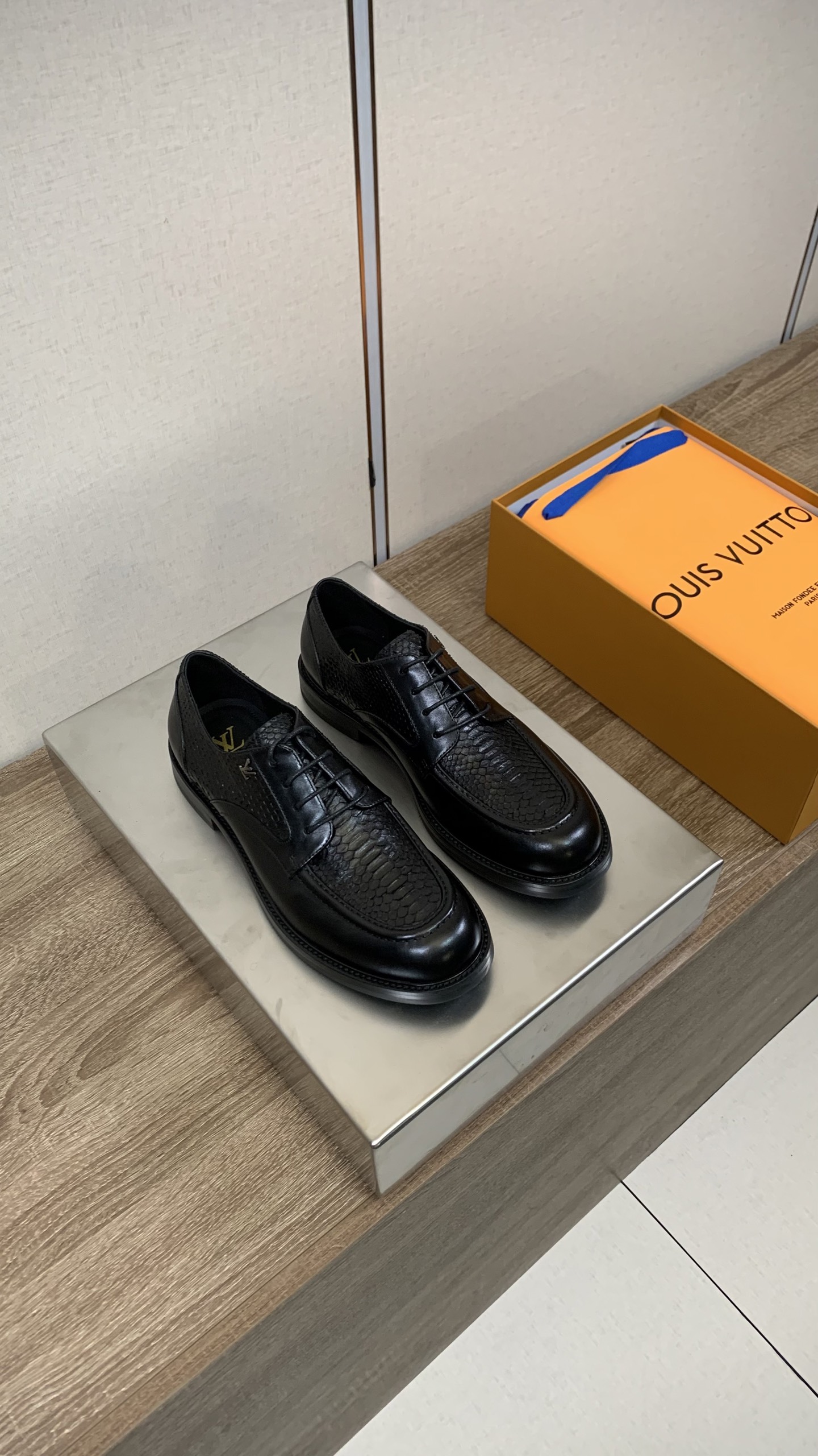 Louis Vuitton Men's Snake Leather Business Casual Dress Shoes 2 i1756906070007 9672 0 0