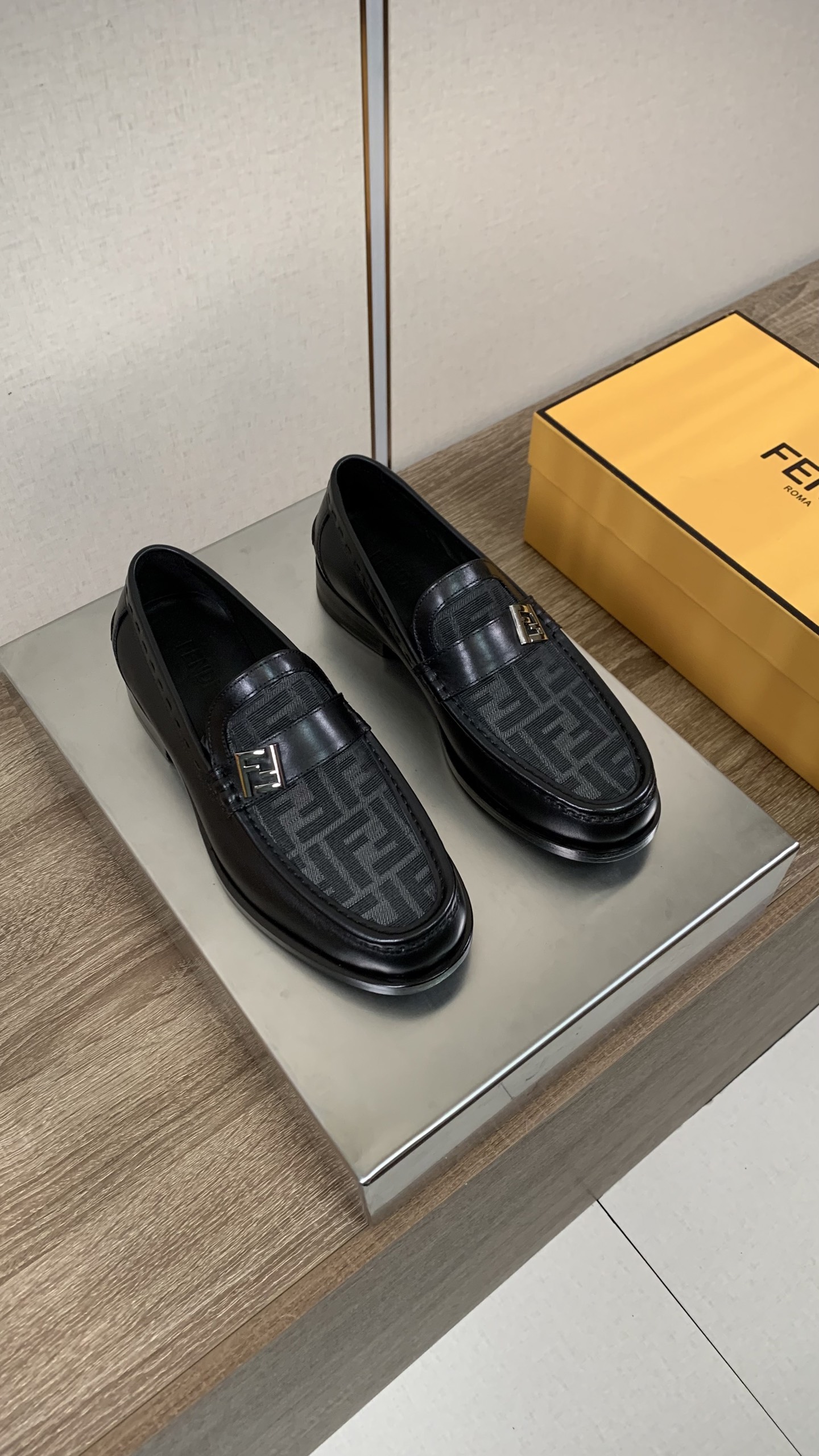 NO:782587,Batch [Fendi] Fendi official website men's business casual loafers, top original quality - Comfortable cowhide lining - Italian genuine leather injection outsole - Ultra-high quality control, fine workmanship and highlights (high-end, extravagance, grade) - Size 39-44.38.45.46 Customized, non-refundable,,fendi,fendi,loafers,cowhide19860909批【 Fendi】芬迪官网男士商务休闲乐福鞋 顶级原单品质 -内里舒适牛皮内里 -大底意大利真皮注塑大底 -超高品控·做工精细凸显(高端·贵气·档次) -Size 39-44.38.45.46定制不退换,,fendi,fendi,loafers,cowhide,Men's shoes