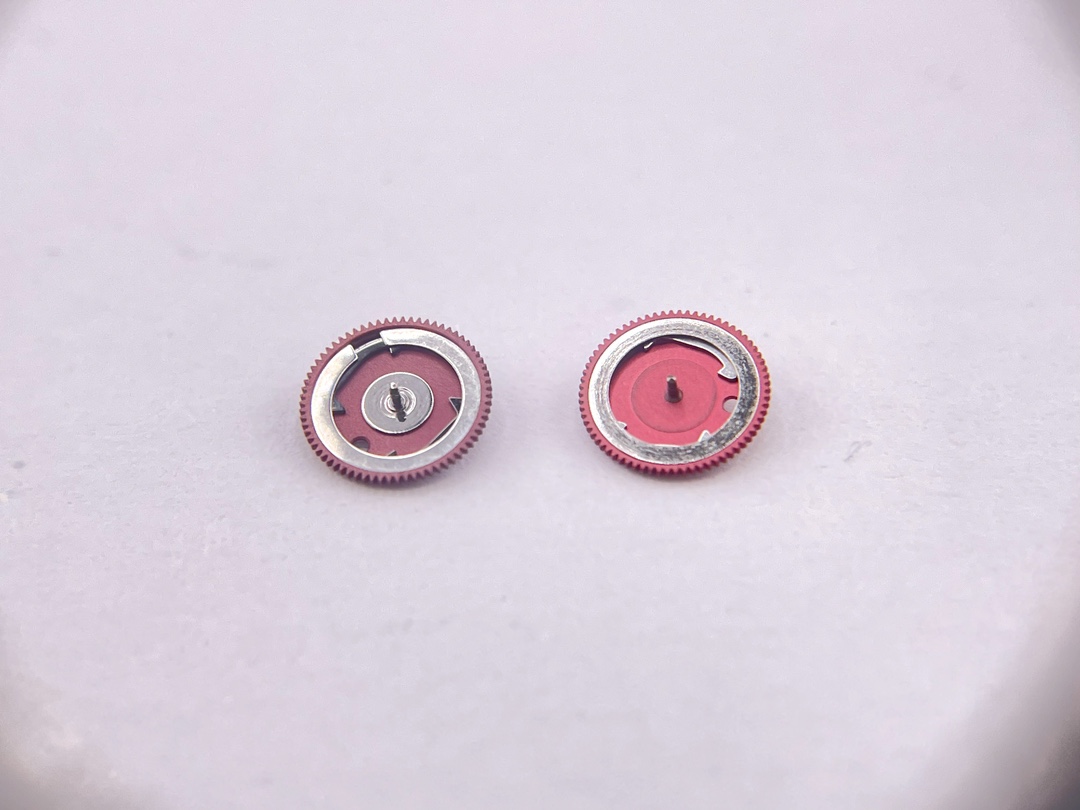 NO:144805,Left (authentic) --- Right (Shanghai 4131) The 4131 movement is made in Shanghai, the kinetic energy of the movement is 75 hours, and the movement polishing/plating/lettering/assembly is independently completed by Factory C. Therefore, strictly speaking, the 4131 Shanghai movement was completed in cooperation with Shanghai and Clean. Many problems in Shanghai, such as the movement stability/timing function cannot be classified as 0/the movement roughly grinding, the movement size is incorrect, the winding feel, automatic trolley noise and other problems will be perfectly solved on 4131. In addition, Clean exclusively contracted the Shanghai 4131 movement. Through the comparison of pictures, we learned that the appearance/size of the genuine 4131 and sh 4131 were dismantled. However, there are some differences in some shock absorbers. We emphasize that the previous movements and this 4131 in Shanghai do not belong to the same quality level in each detail.  Previously, some of the finished products were released, and the customer experience was very good. Of course, this 4131 still needs market verification. I hope everyone will give him some time and will give you a surprise. The engraved words in the picture are the first edition, and the large goods will be closer. Overall, the restoration rate is very high.,,christian louboutin19860909左边（真品） ---右边（上海 4131） 4131机芯由上海制作,机芯动能75小时,机芯打磨/电镀/刻字/组装由c厂独立完成. 所以严格意义来说4131上海机芯是上海和clean合作完成. 之前的上海存在的诸多问题,例如机芯稳定性/计时功能无法归0/机芯打磨粗糙,机芯尺寸不对,上链手感,自动陀噪音等等一系列问题都将会在4131上完美解决. 另外clean独家承包了上海4131机芯. 通过图片对比得知 拆解了真品4131和sh 4131 外观/尺寸一致. 但是在个别避震石上有些许差别. 着重强调一下上海之前的和这枚4131在各个细节上不属于一个质量层次的机芯. 在此之前已经发出一部分内测成品,客户体验非常不错,当然了,这枚4131还需要市场的验证,希望大家给他一点时间,从而也会还您一个惊喜. 图片中刻字为初版,大货会更加接近 整体来说 还原度非常高.,,christian louboutin,Watch