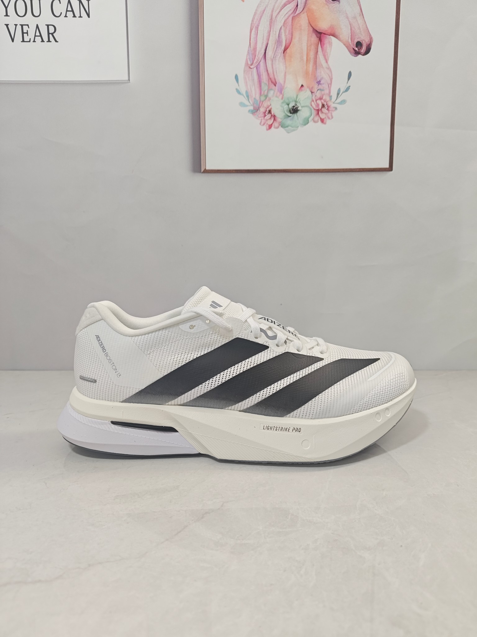 本地💰200
▪️W版纯原 原厂双层超临界缓震中底+真碳柱
adidas Adizero Boston 13 时尚舒适减震 低帮 休闲竞速跑步鞋 男女同款 白黑
▪️尺码:36-45(36 36⅔ 37⅓ 38 38⅔ 39⅓ 40 40⅔ 41⅓ 42 42⅔ 43⅓ 44 44⅔ 45⅓)
▪️货号:JS4939
▪️阿迪达斯Adizero Boston 13是一款备受关注的竞速训练跑鞋。鞋面采用工程网布材质,搭配大网眼设计,显著提升了鞋子的透气性,同时减轻了鞋子的整体重量,使跑者在长时间跑步时也能保持舒适。双密度中底结构:前掌扩容了20%的Lightstrike Pro泡棉,提供了强劲的回弹效果;后跟则搭载了Lightstrike 2.0泡棉,并结合了ENERGYRODS 2.0玻纤能量柱,既提升了稳定性,又增强了推进感。这种设计让跑者在奔跑过程中能够感受到更加流畅和有力的步伐。外底采用了Lighttraxion橡胶与马牌橡胶混合设计或Continental橡胶全覆盖(耐磨性提升20%),既确保了轻量化,又增强了耐磨性。这种外底设计使得跑鞋在各种路面上都能保持良好的抓地效果,确保跑者的安全。这款跑鞋适用于长距离训练、节奏跑或马拉松配速跑等场景。它能够为跑者提供稳定的支撑和高效的推进力,帮助跑者更好地发挥潜力。