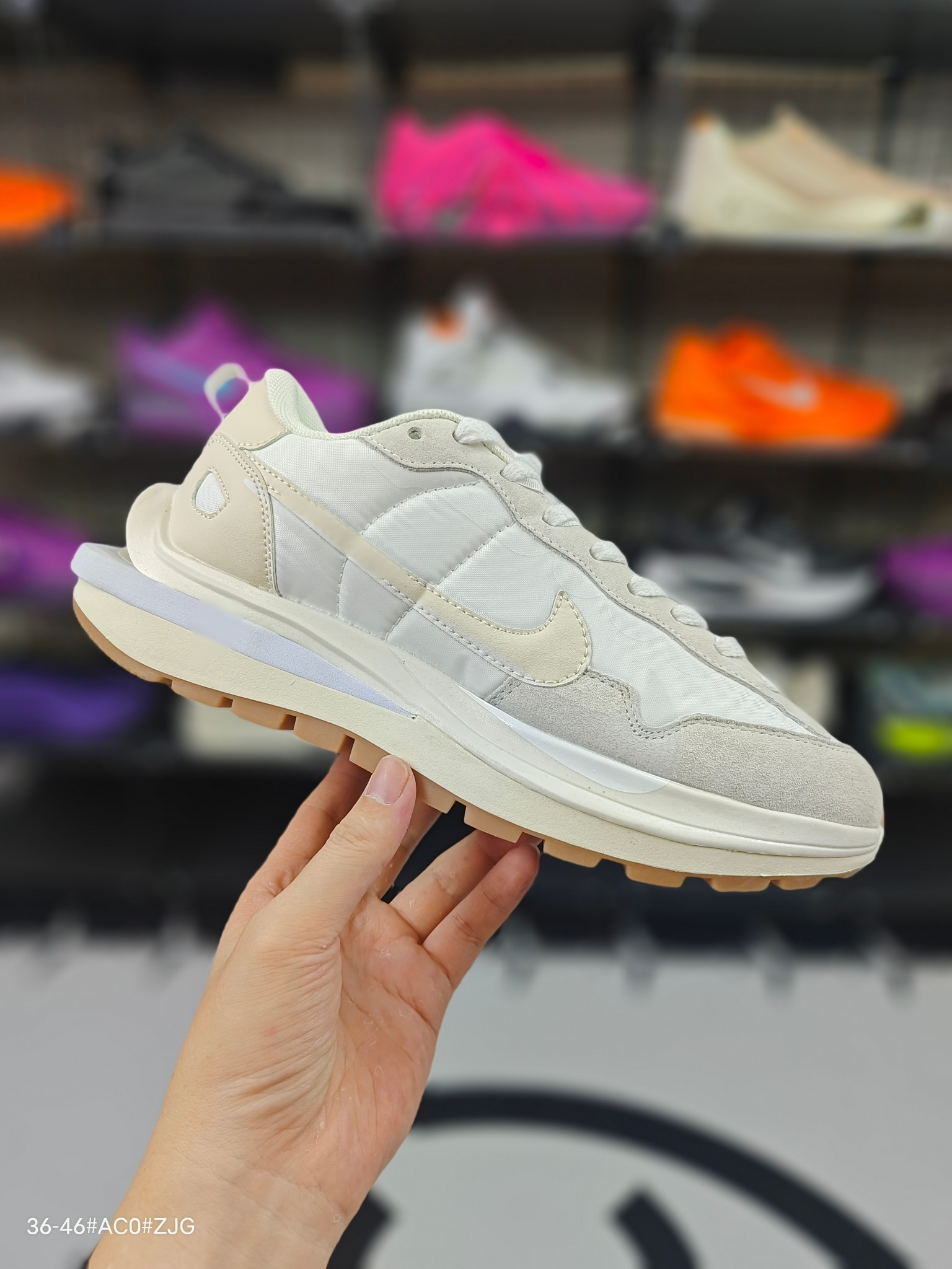 Sacai x VaporWaffle “Tour Yellow ”sacai 3.0 重磅联名 生胶 米白 #正确纯原版本 独家原鞋开发 #原模数据大底 独家五层分离组合底 #原厂长绒皮料 质感十足 注意区分 #解构手法、重叠Swoosh、双重鞋舌、鞋带以及后跟SACAI字体都悉数保留 NIKE 华夫3代 编码 DD1875-100