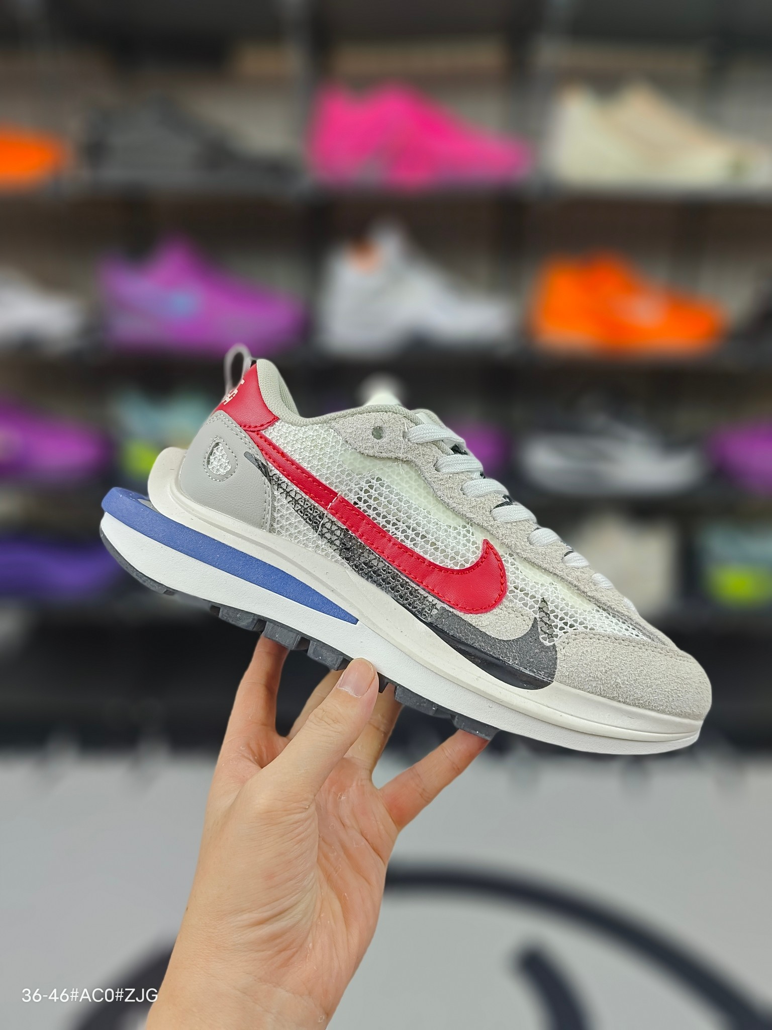 特价💰130
Sacai x VaporWaffle “Tour Yellow ”sacai 3.0 重磅联名 生胶 米白
#正确纯原版本 独家原鞋开发 
#原模数据大底 独家五层分离组合底 
#原厂长绒皮料 质感十足 注意区分 
#解构手法、重叠Swoosh、双重鞋舌、鞋带以及后跟SACAI字体都悉数保留 NIKE 华夫3代
编码 CV1363-100
Size 36-46