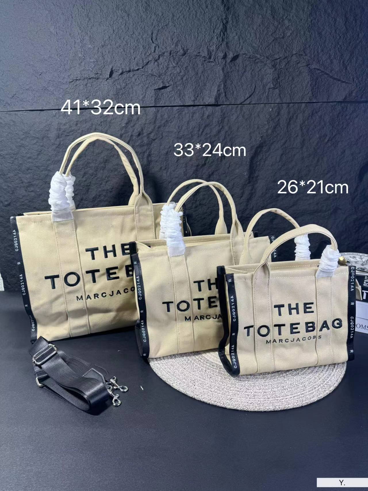 , ,
Chloe embellishes the beautiful moments, exquisite calfskin and cotton canvas are cleverly spliced
Size: 41 32/33 24/2. 21