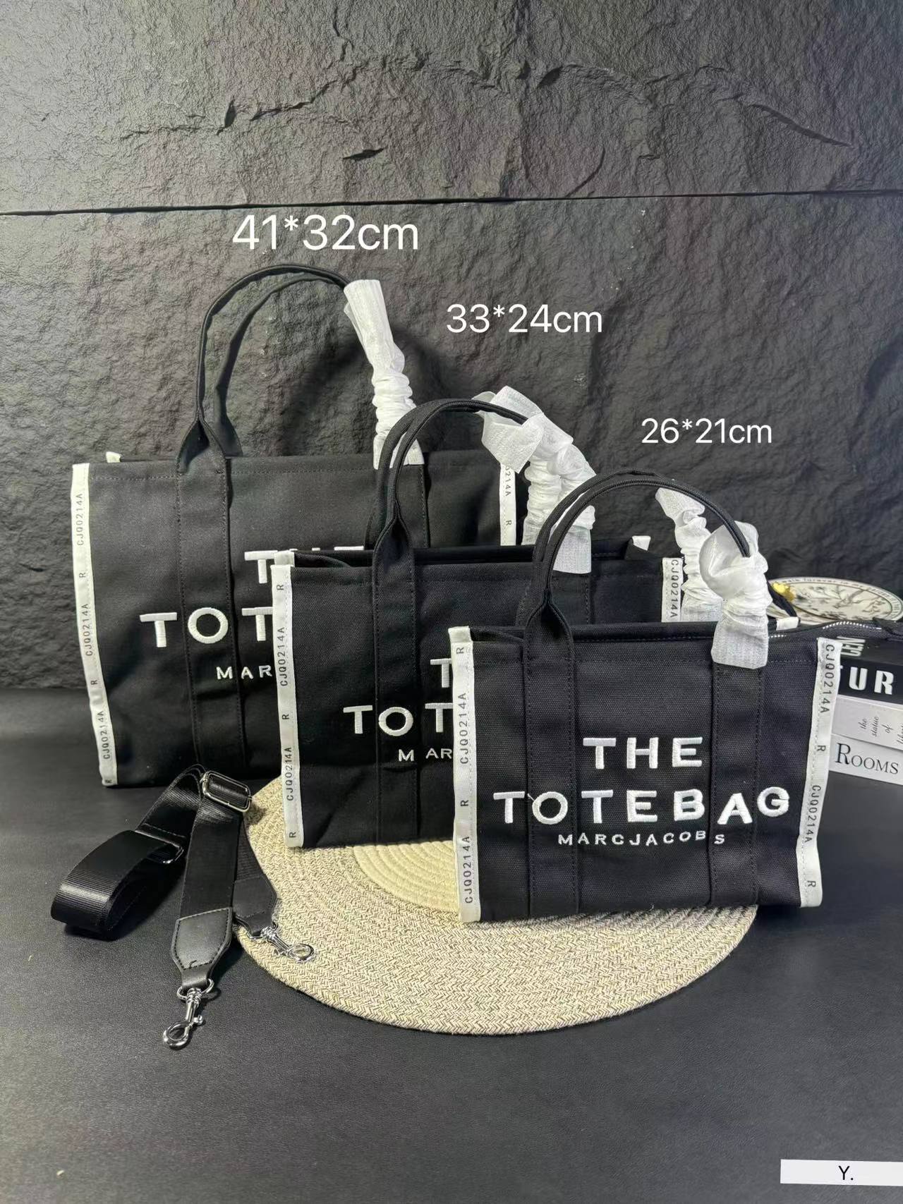 , ,
Chloe Tote has become a favorite of many fashionable girls since its launch. It is durable and casual.
Size: 41 32/33 24/2. 21