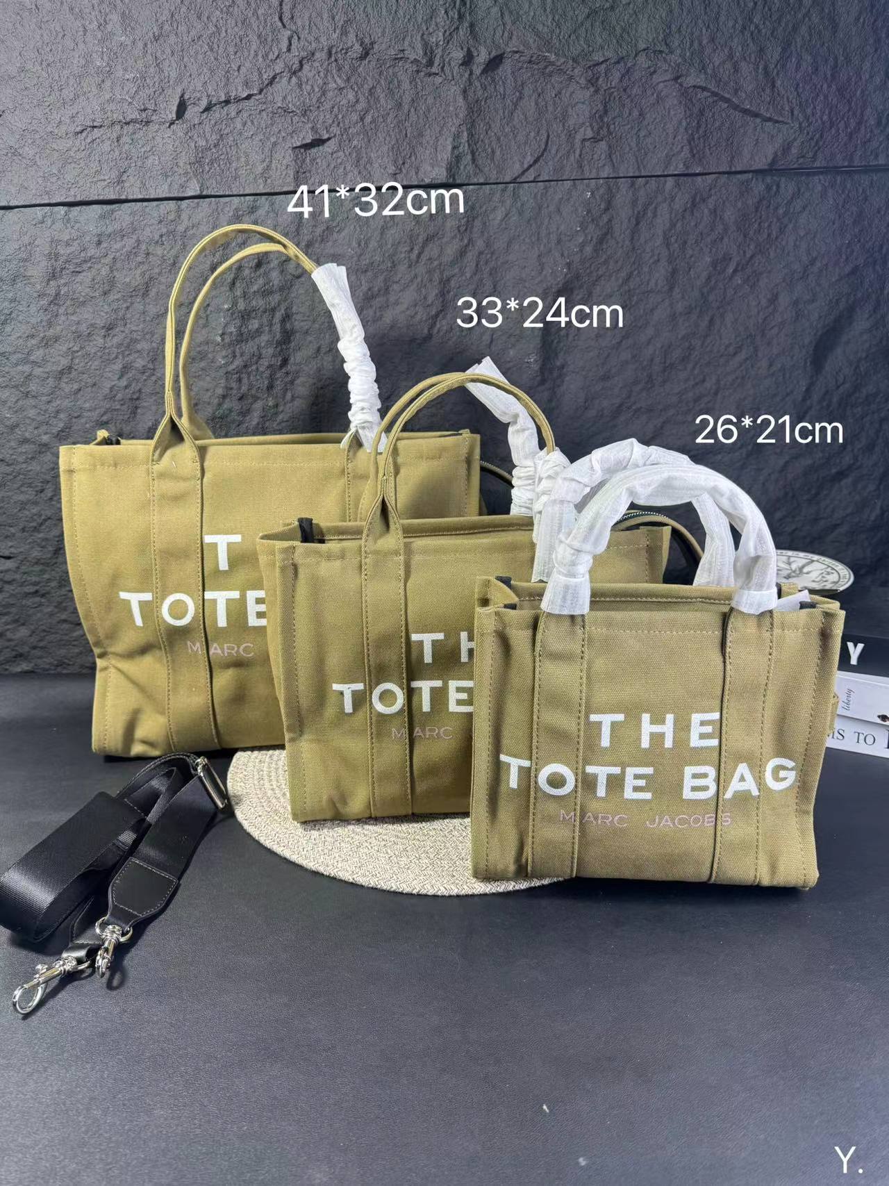 , ,
Chloe embellishes the beautiful moments, exquisite calfskin and cotton canvas are cleverly spliced
Size: 41 32/33 24/2. 21