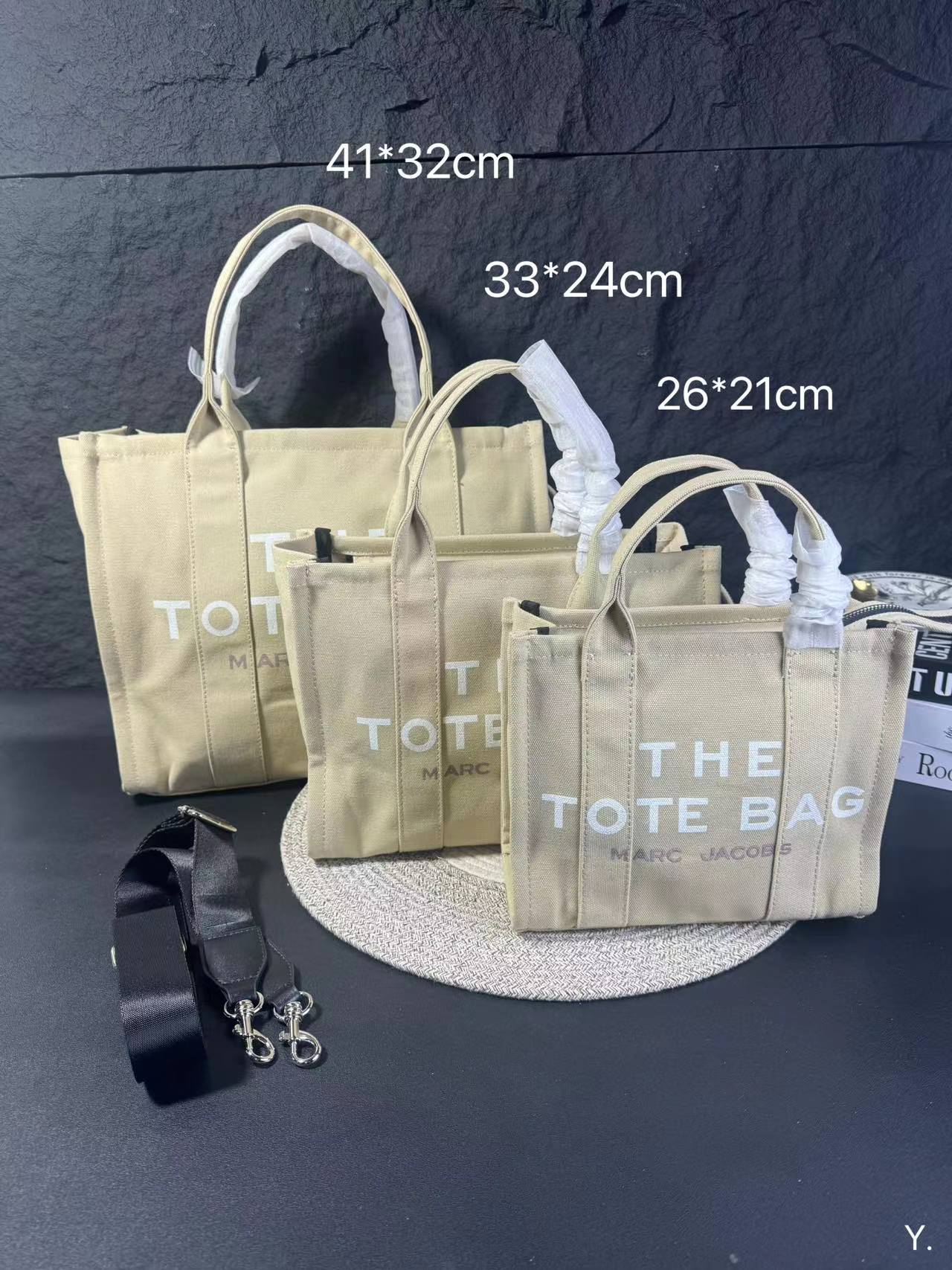 , ,
Chloe embellishes the beautiful moments, exquisite calfskin and cotton canvas are cleverly spliced
Size: 41 32/33 24/2. 21