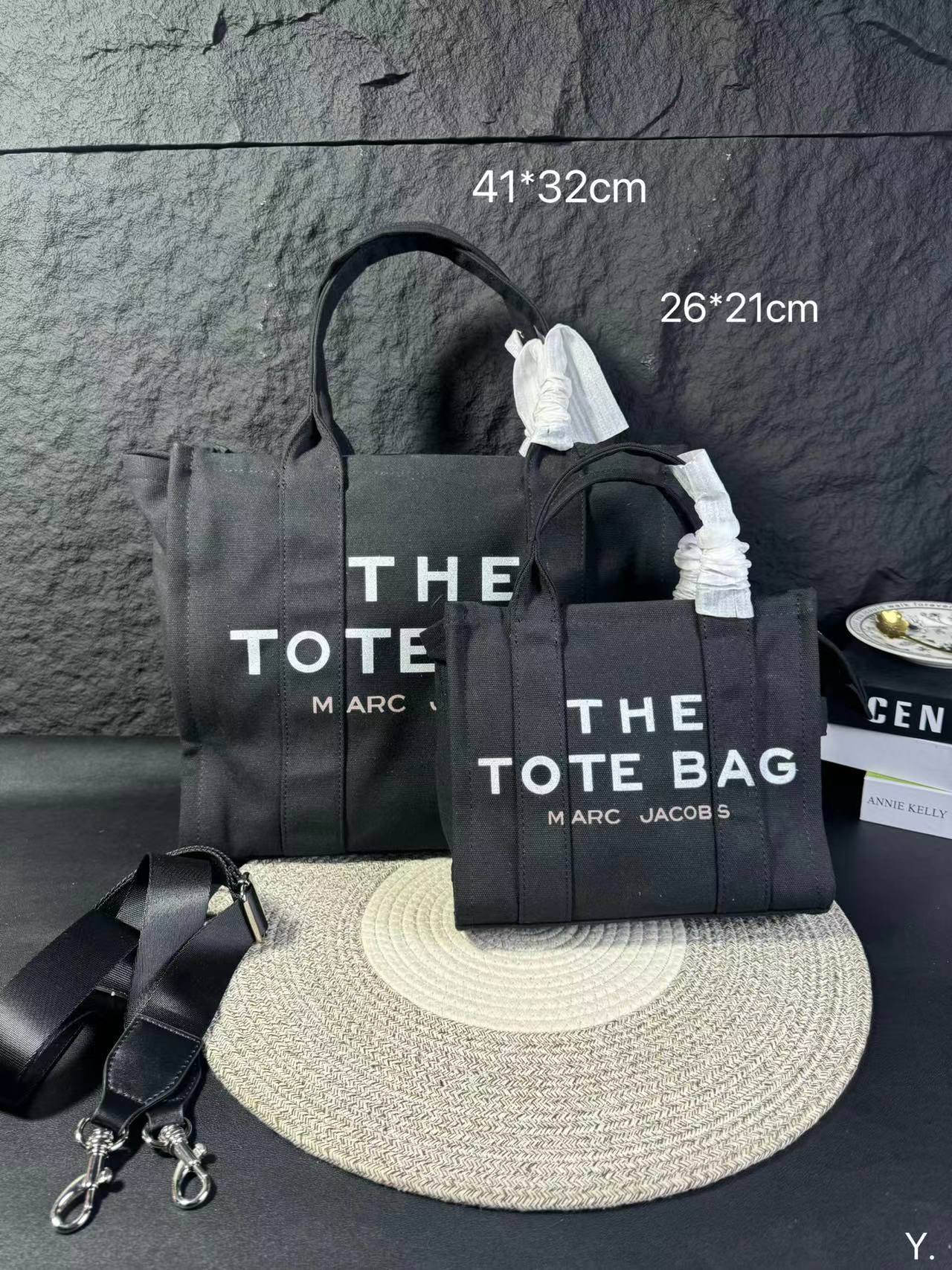 , ,
Chloe embellishes the beautiful moments, exquisite calfskin and cotton canvas are cleverly spliced
Size: 41 32/33 24/2. 21