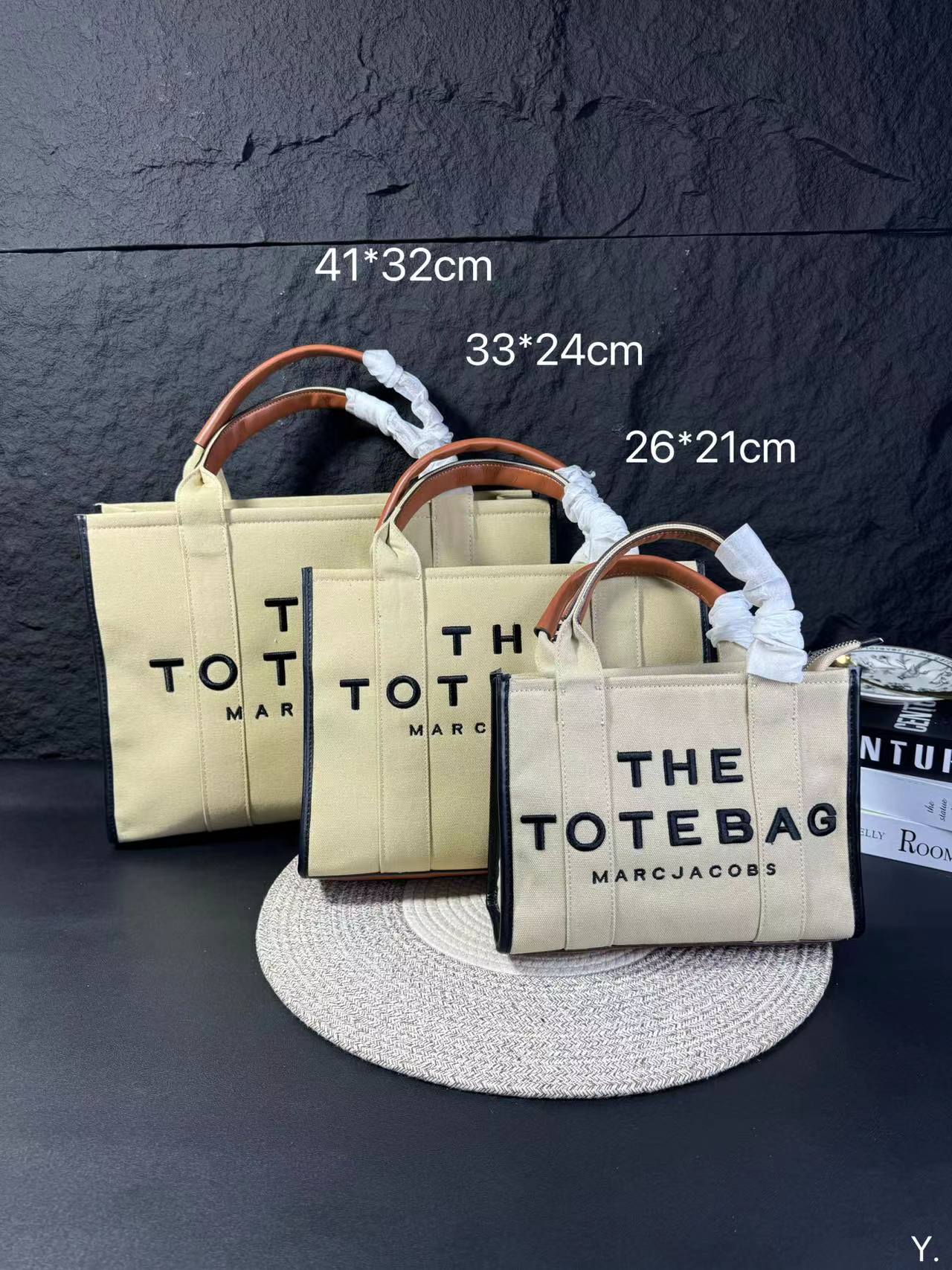 , ,
Chloe embellishes the beautiful moments, exquisite calfskin and cotton canvas are cleverly spliced
Size: 41 32/33 24/2. 21