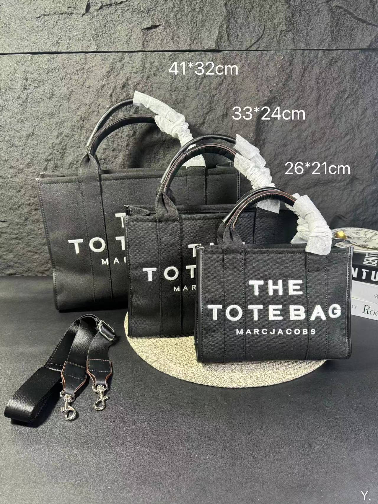 , ,
Chloe embellishes the beautiful moments, exquisite calfskin and cotton canvas are cleverly spliced
Size: 41 32/33 24/2. 21