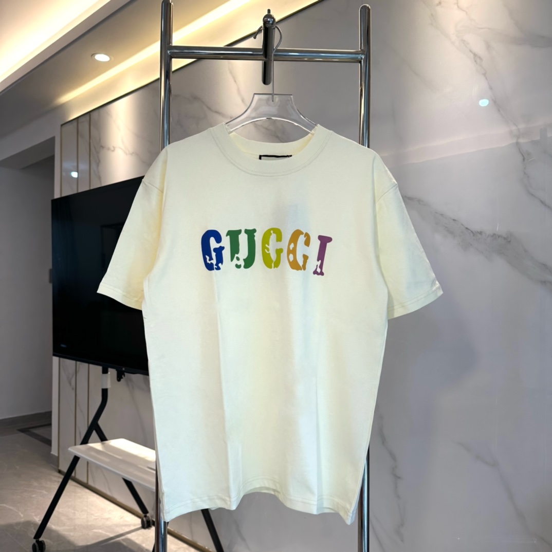 Gucci | Gucci camiseta de manga corta con estampado de logo abstracto en colores brillantes, la tela utiliza algodón pe…