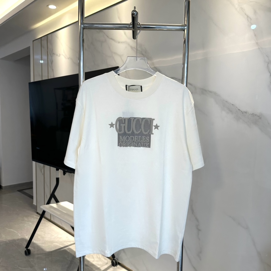 Gucci | Gucci camiseta de manga corta con etiqueta y estrellas, la tela utiliza algodón peinado de 270 gramos, canalé p…