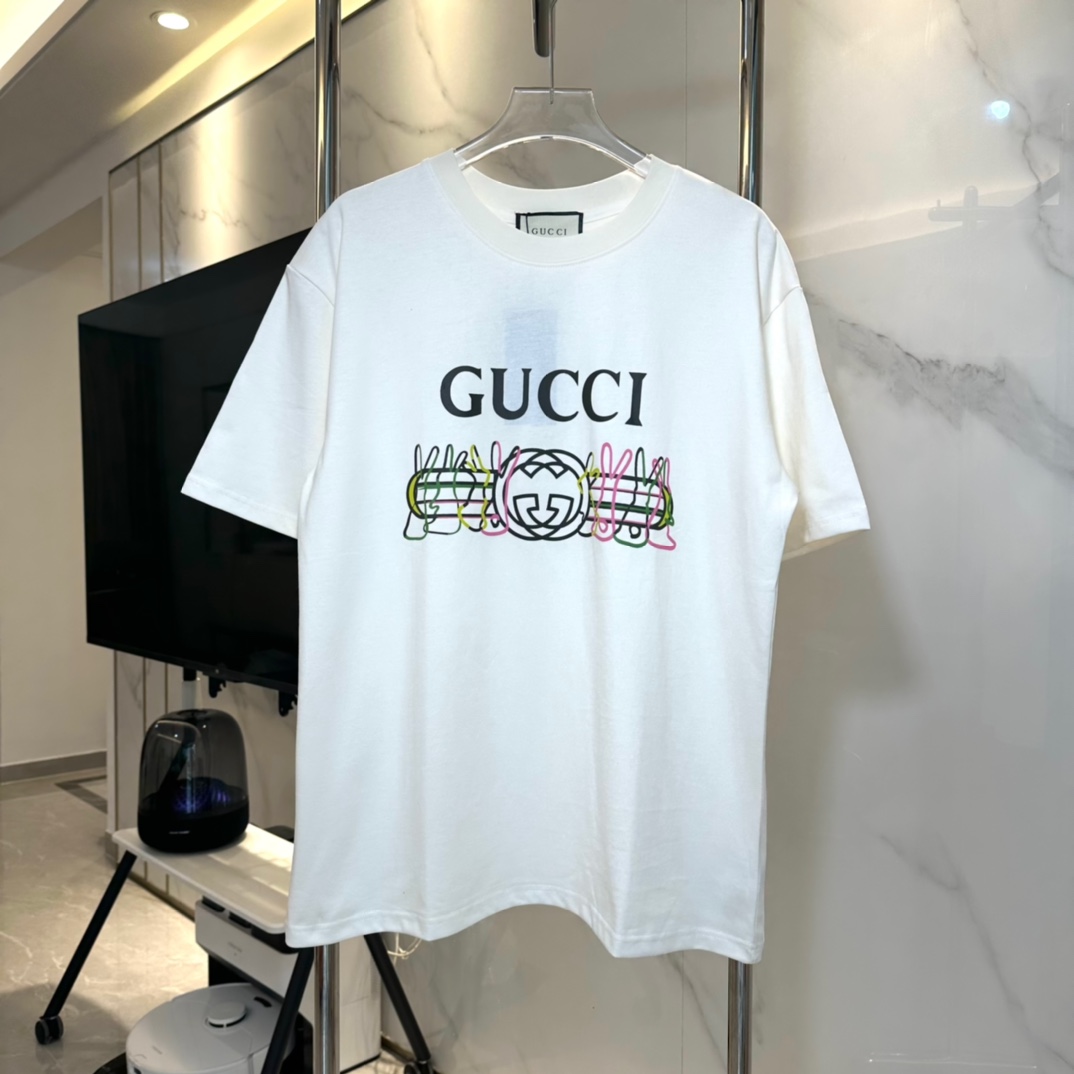 Gucci | Gucci camiseta de manga corta con conejo de notas musicales de colores, la tela utiliza algodón peinado de 270 …